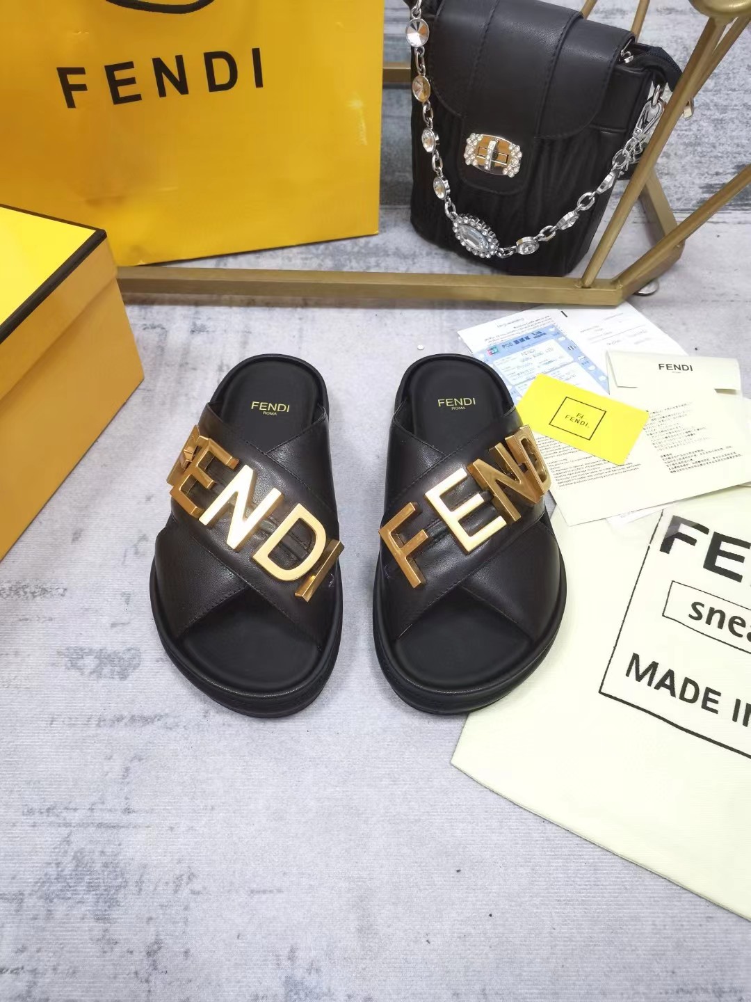 [TOP] FENDI Gold Logo sandals - Black