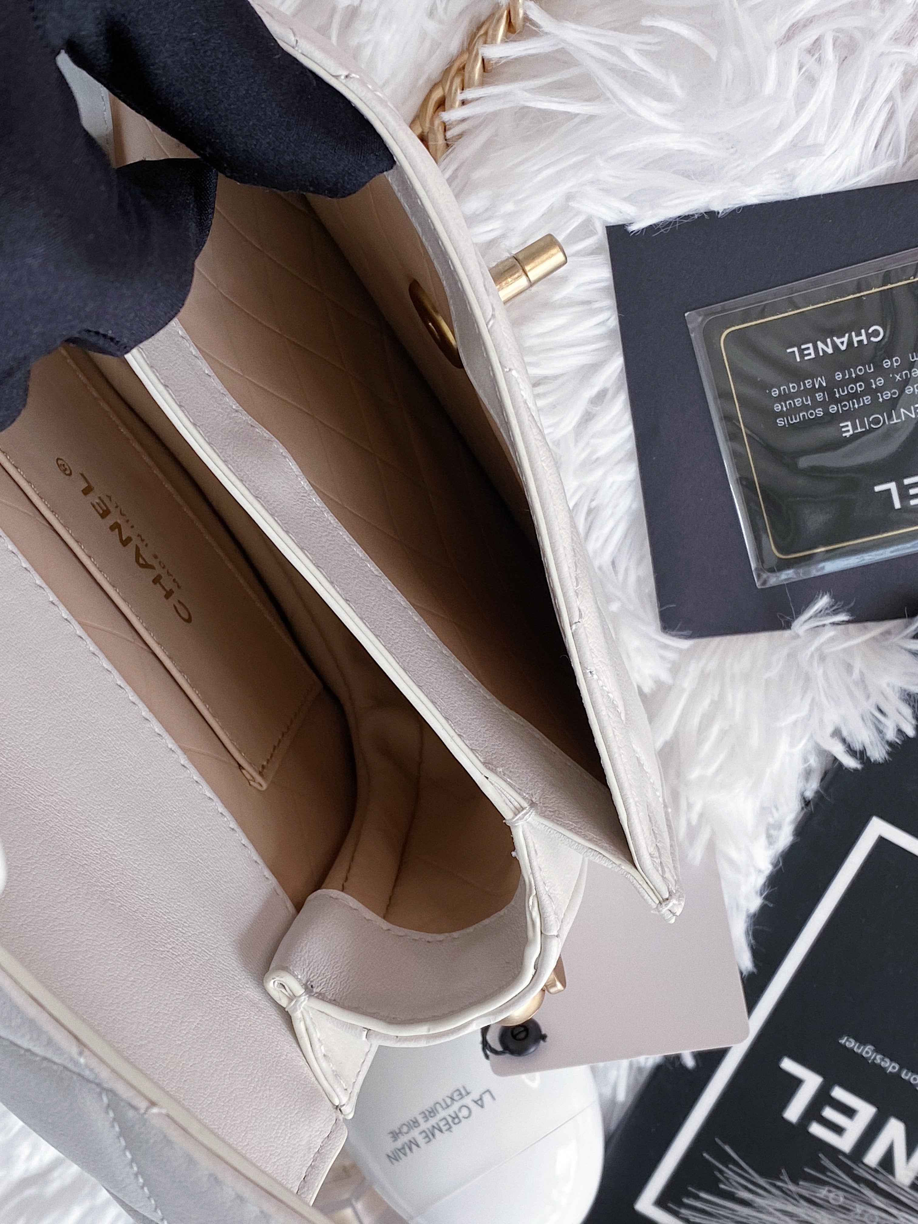 [TOP] CHANEL Messenger Bag Calfskin Mini - White