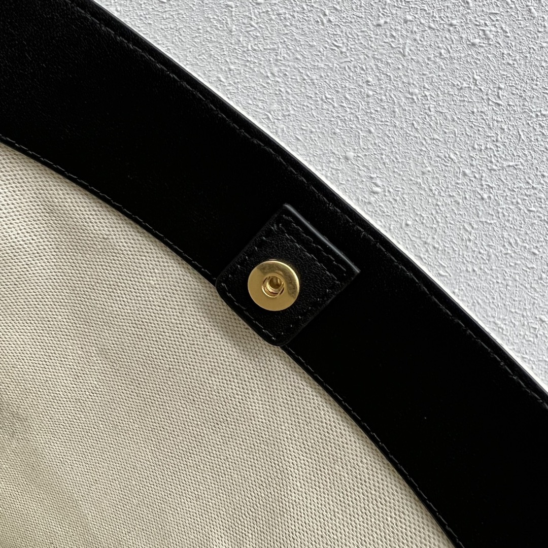 [TOP] CELINE Cuir Triomphe Bucket Bag 22×18×13 - Black/White