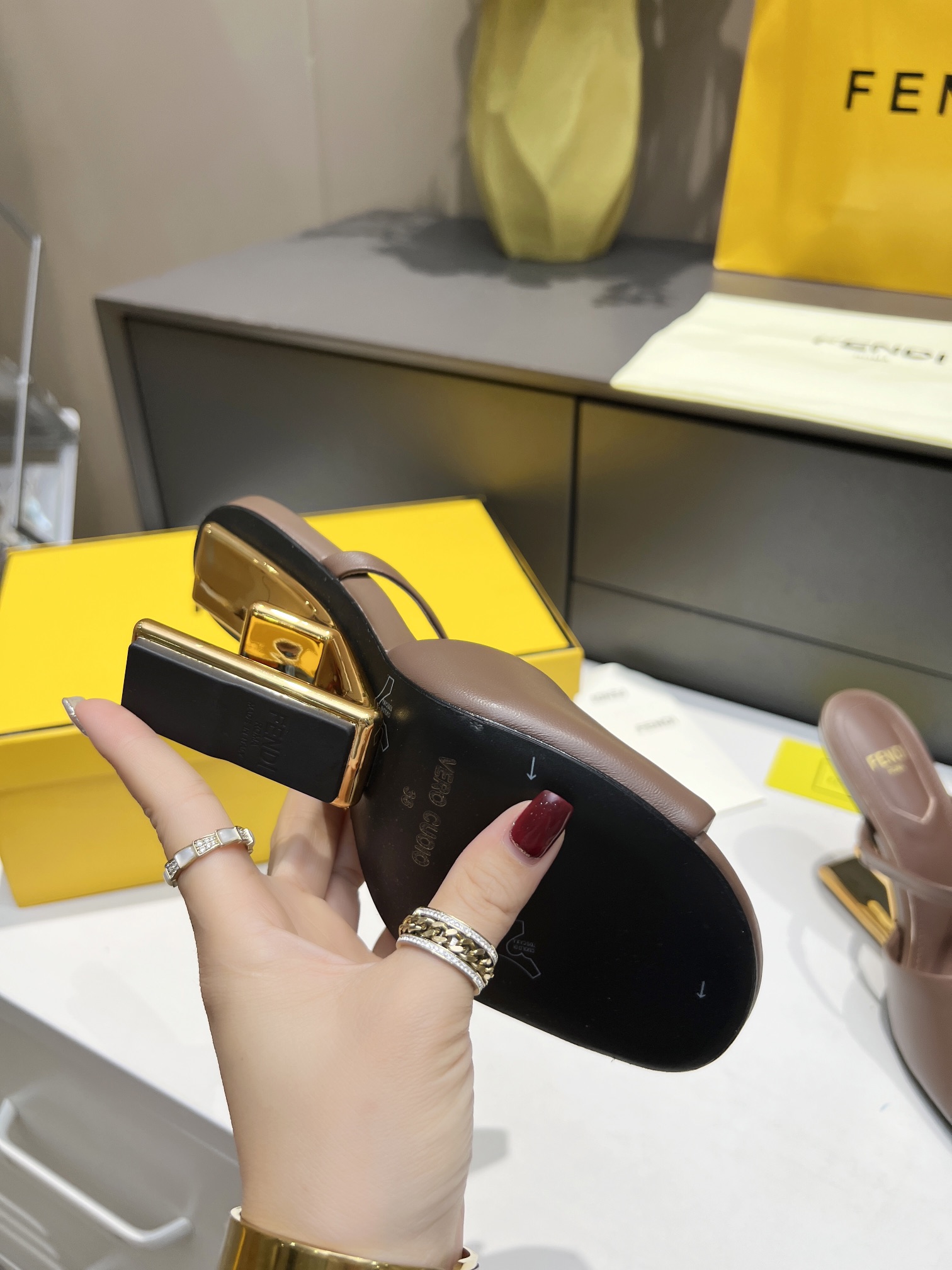 [TOP] FENDI First High Heel - Chocolate