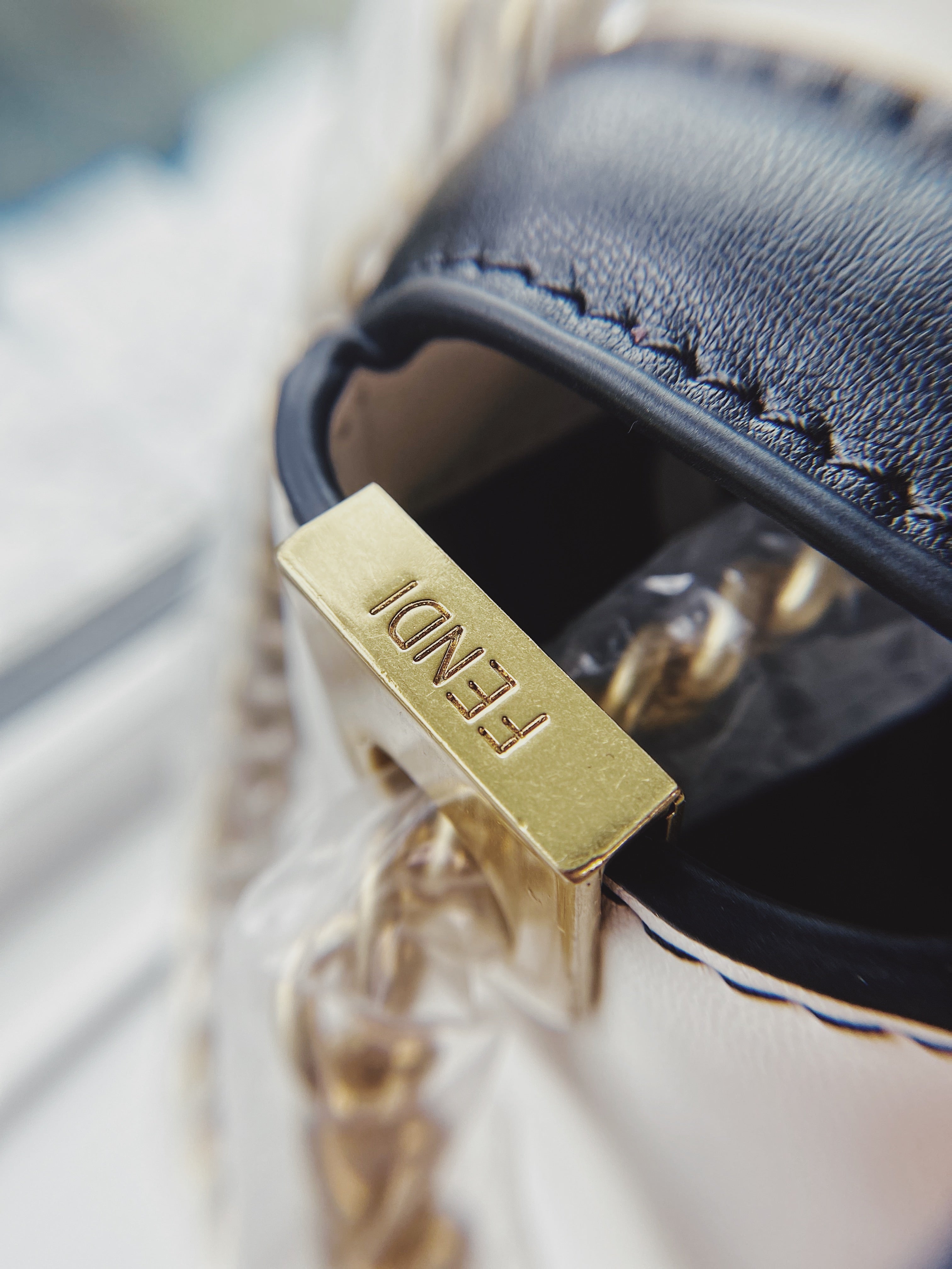 [TOP] FENDI White Baguette Shoulder Bag