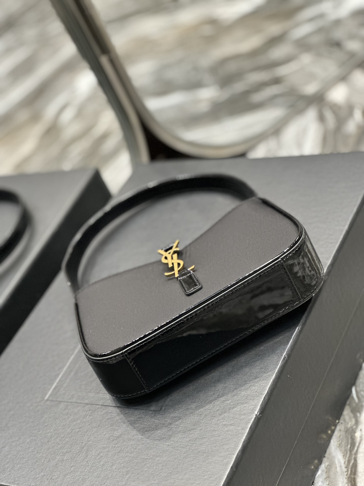 [TOP] Yves Saint Laurent YSL LE 5A7 Shoulder Bag - Black&GHW