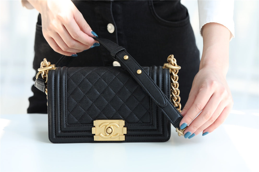 [TOP] CHANEL Boy Bag  Small 20cm - Black & GHW