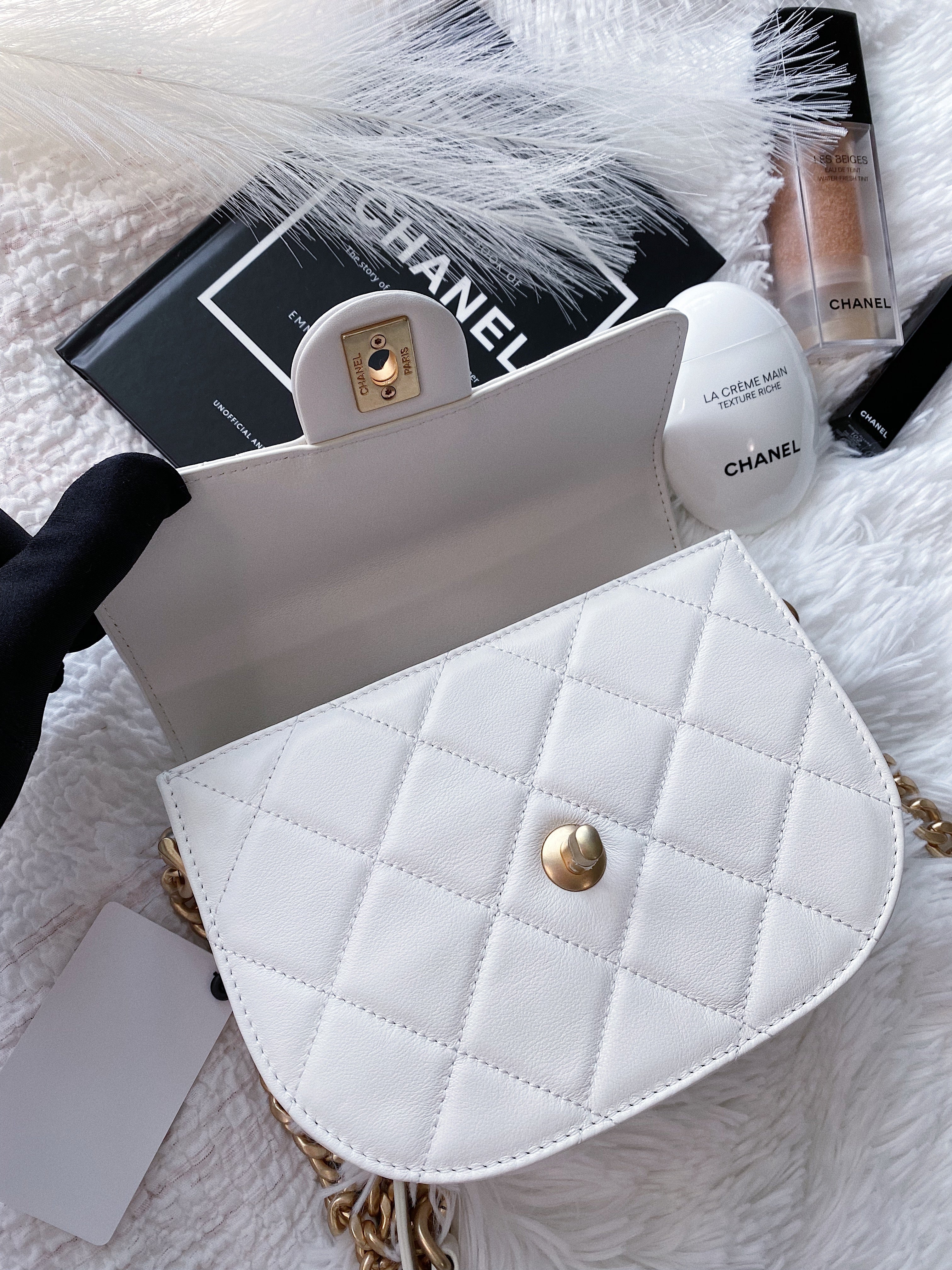 [TOP] CHANEL Messenger Bag Calfskin Mini - White