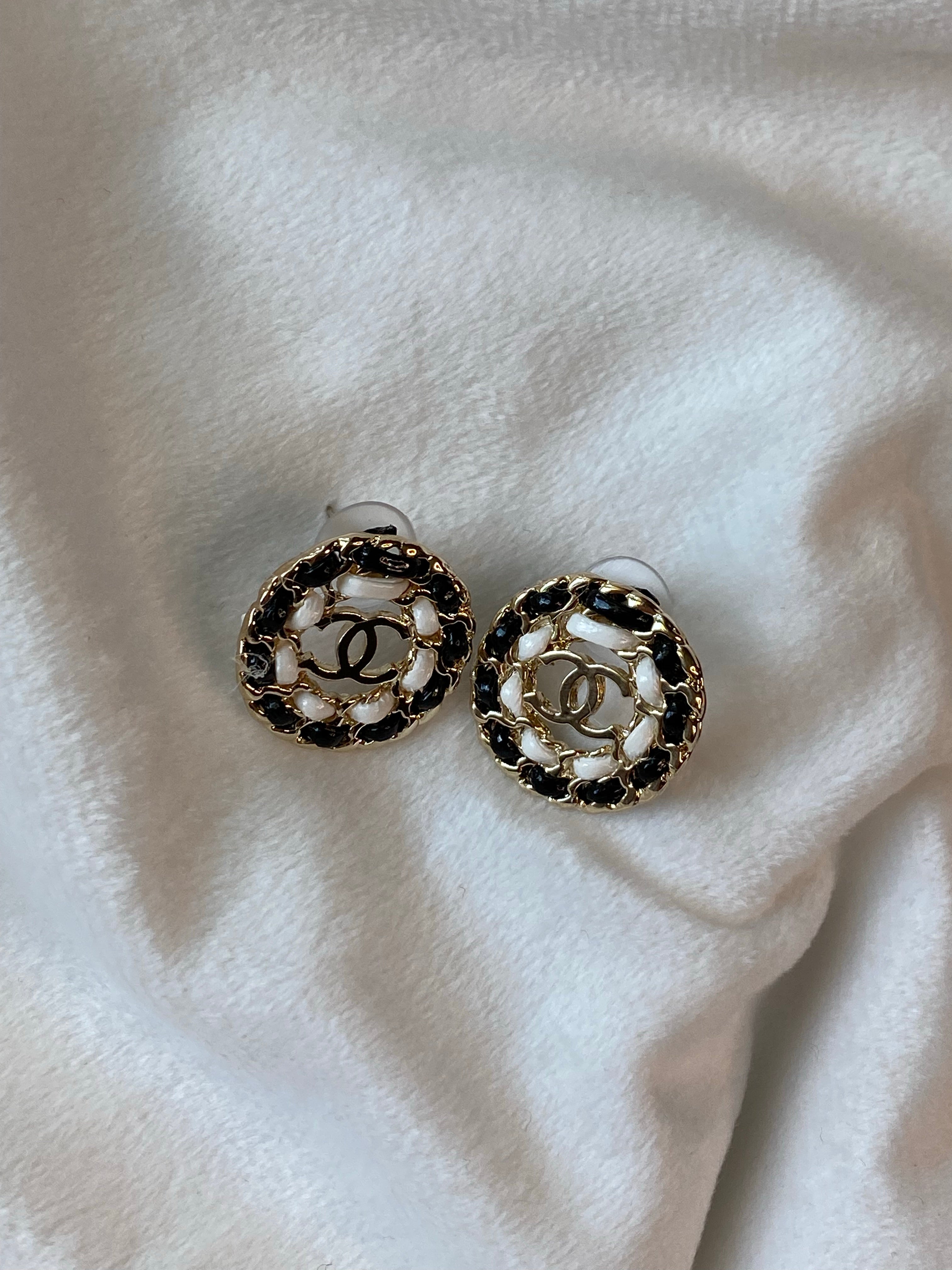 [TOP] CHANEL Round Black and White Stud Earrings
