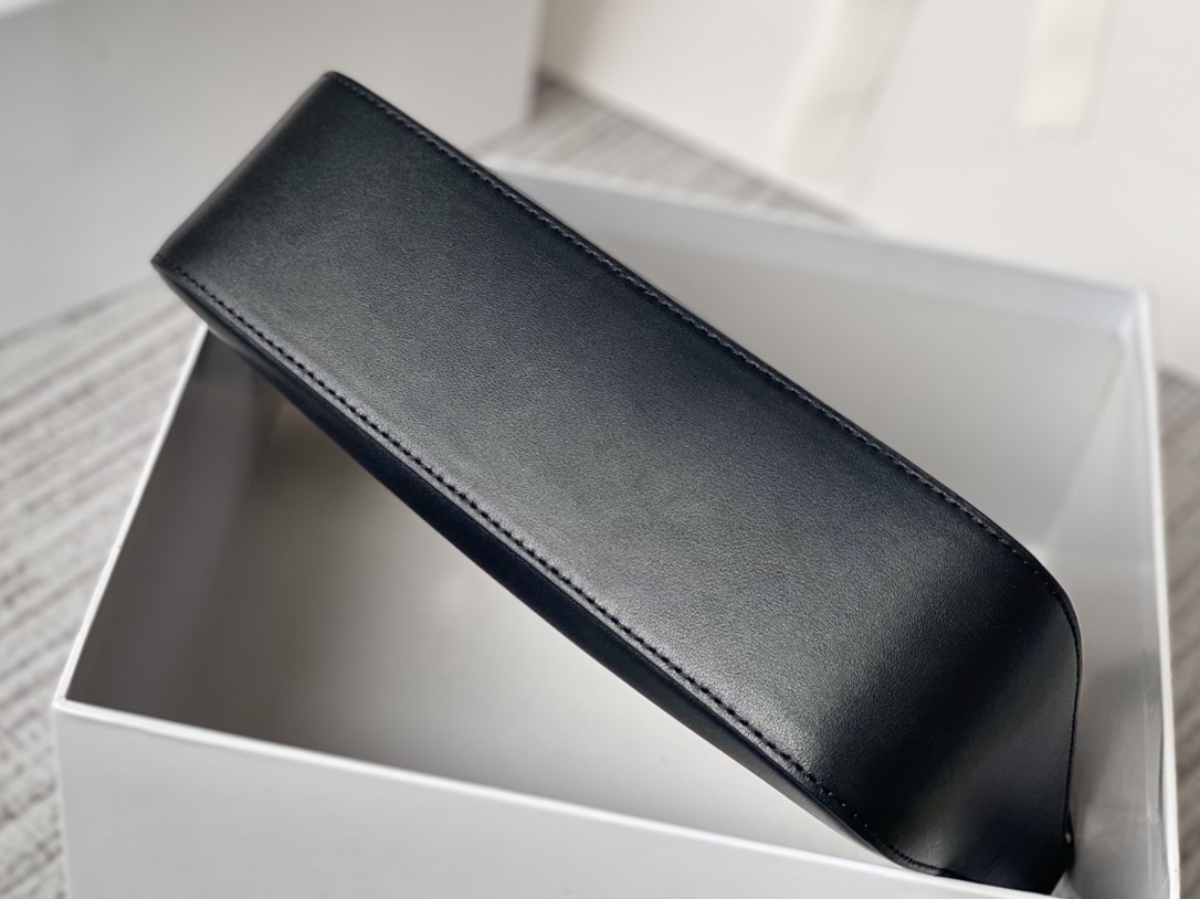 [Top] GIVENCHY Moon Cut Underarm Bag 25*7*12cm/30*8*20cm - Black