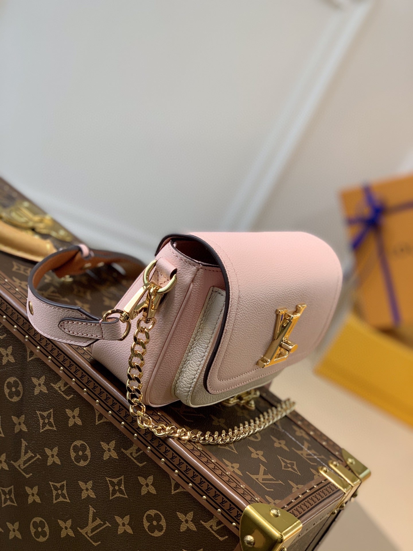 [TOP] Louis Vuitton LV Lock Me Tender 19×13 ×8 cm- Pink and Cream