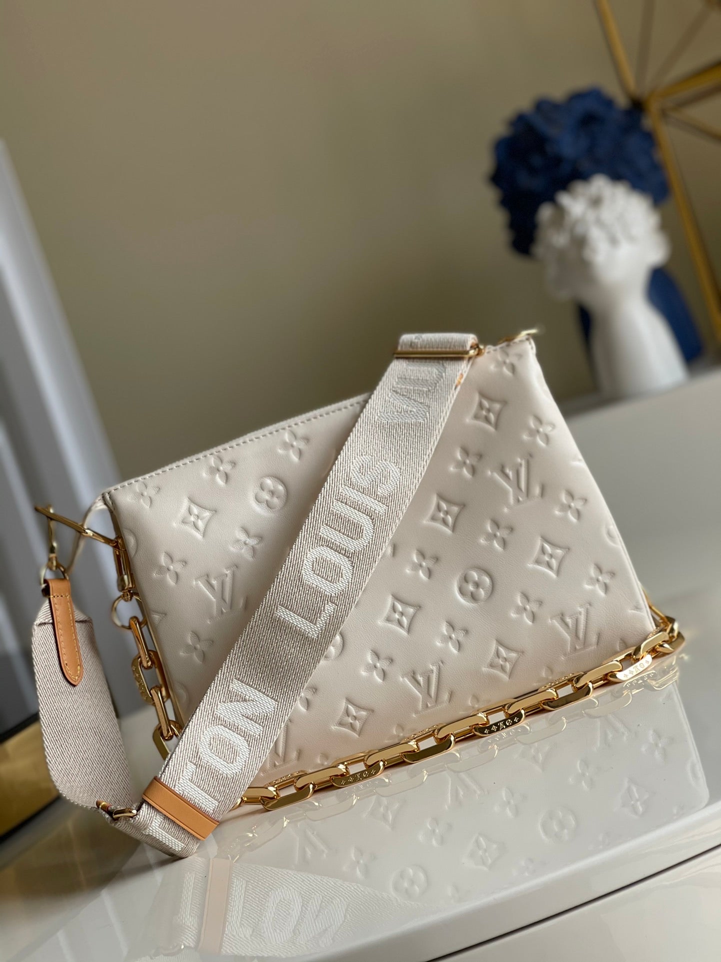 [TOP] Louis Vuitton LV £V Coussin Empreinte 26x20x12cm-  WHITE