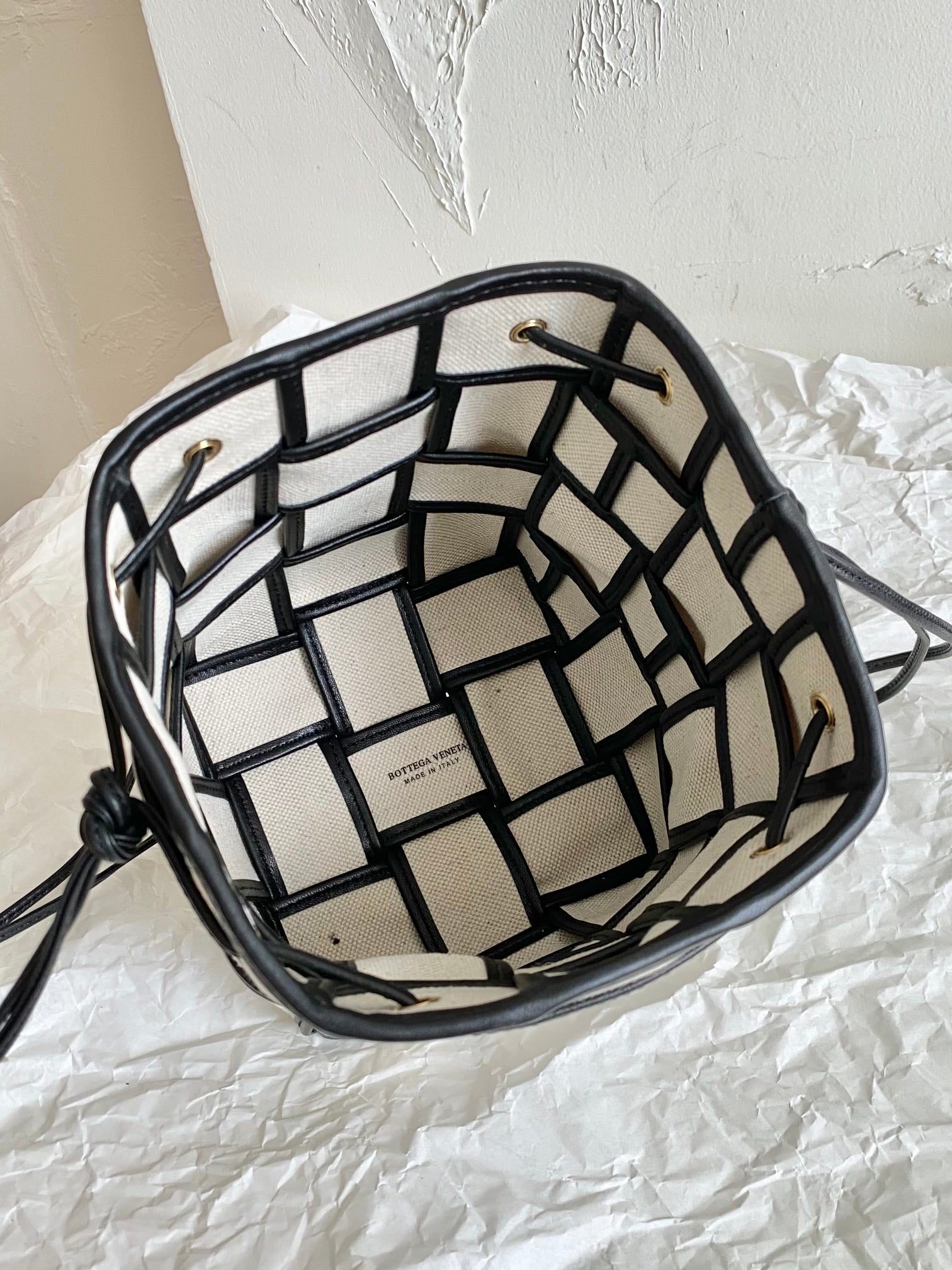 [TOP] Bottega Veneta BV  Cassette Bucket Bag - Natural/Black