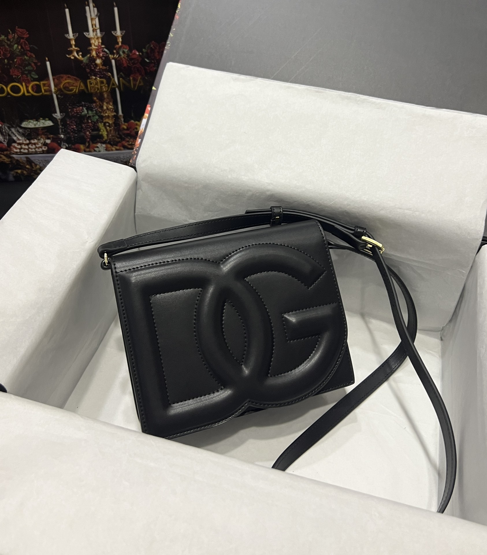 [TOP] Dolce & Gabbana D&G Calfskin DG Logo Bag 16*20*5.5cm - Black