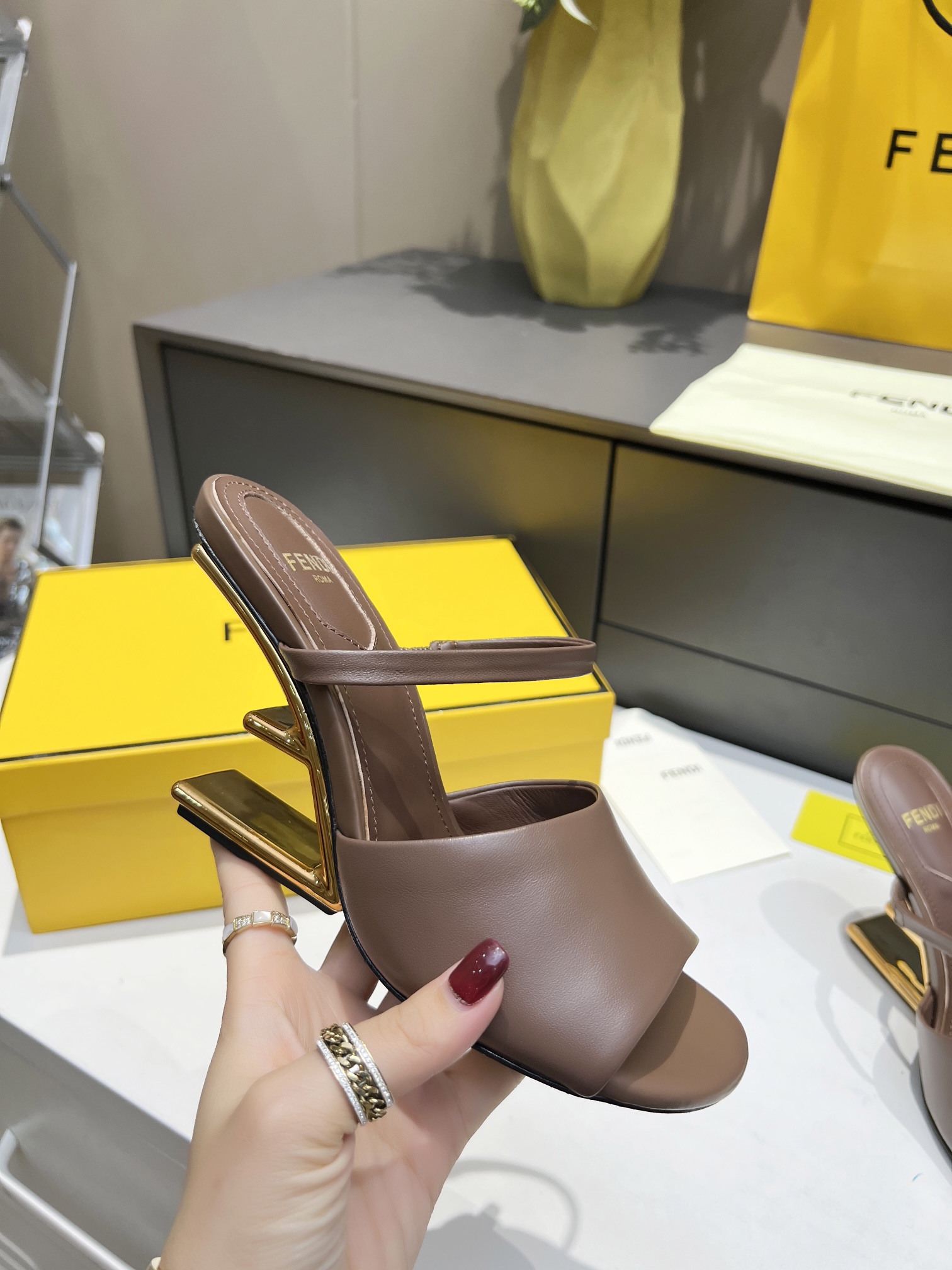[TOP] FENDI First High Heel - Chocolate