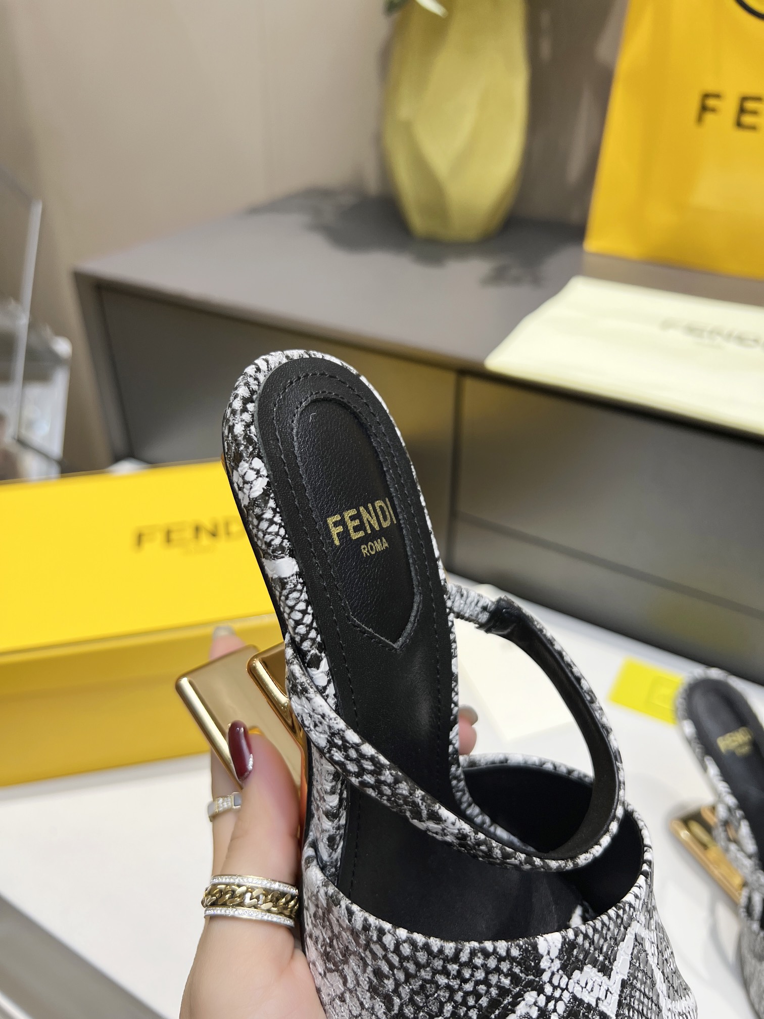 [TOP] FENDI First High Heel - Snakeskin