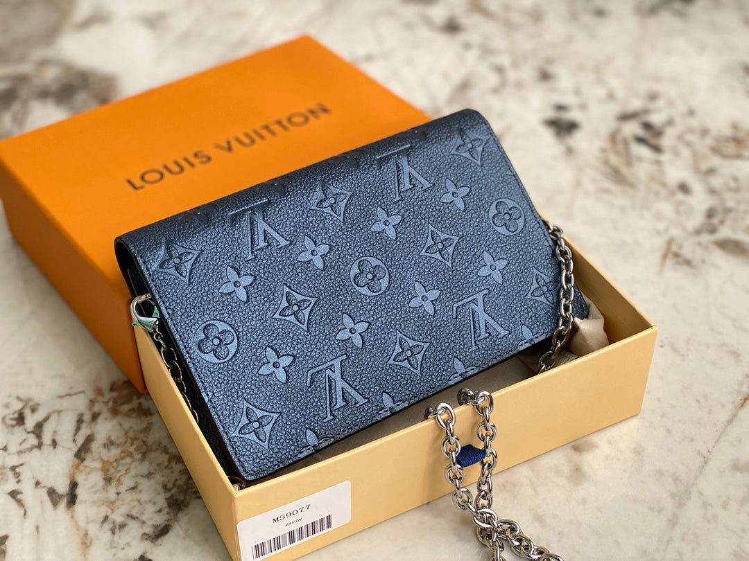 [TOP] Louis Vuitton LV L*V Vavin WOC Empreinte 19 x 12.5 x 4 cm - Pearly Blue