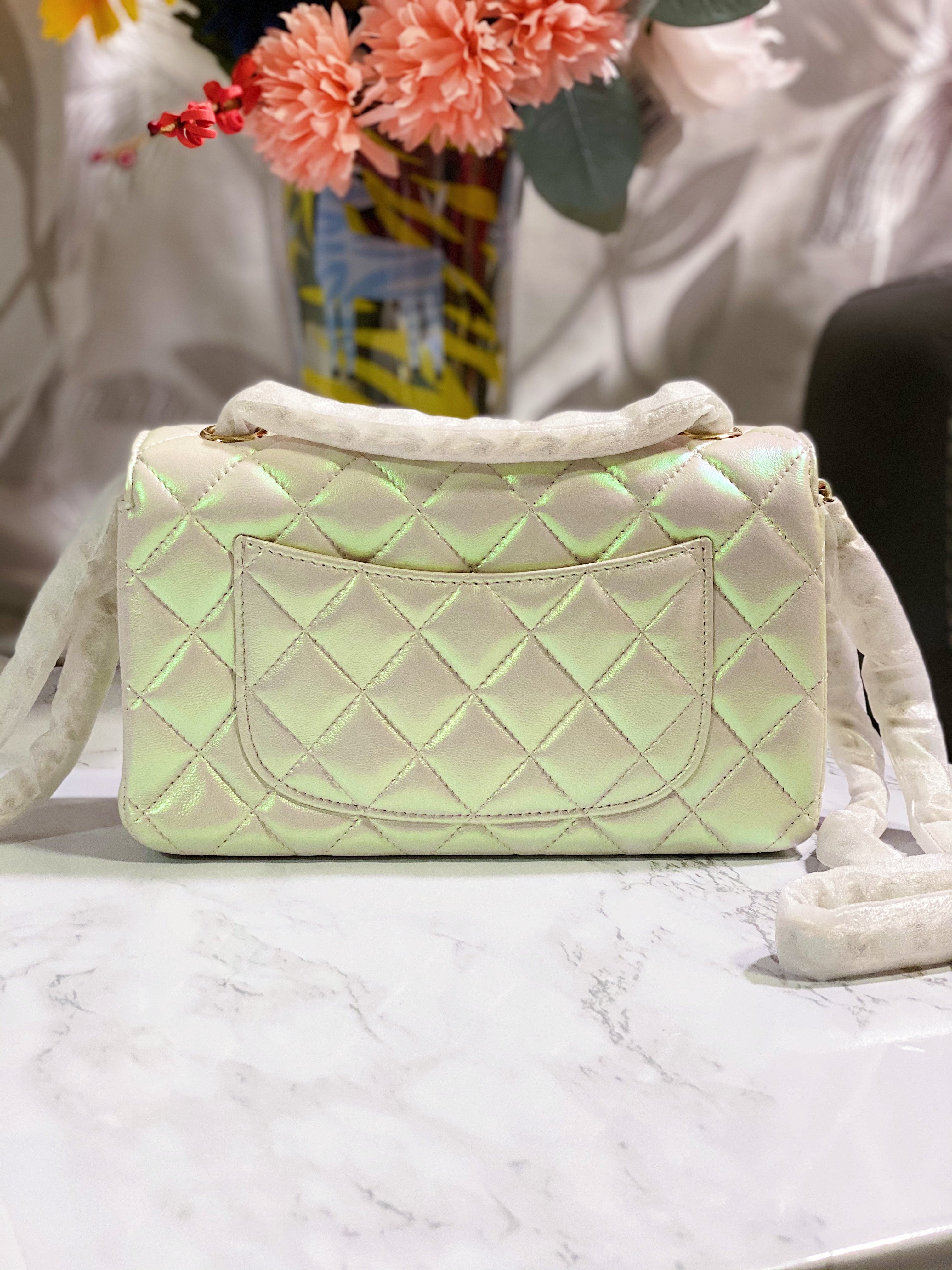 [TOP] CHANEL Classic Flap Bag Outside Thread Mini 20CM - White Iridescent