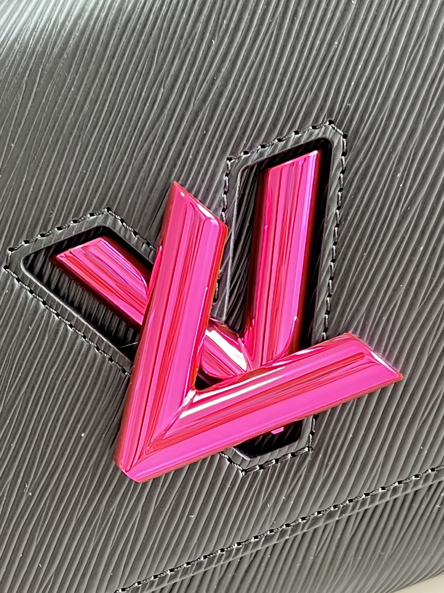 [TOP] Louis Vuitton LV  Epi Twist Bag 23 x 17 x 9.5 cm-Black