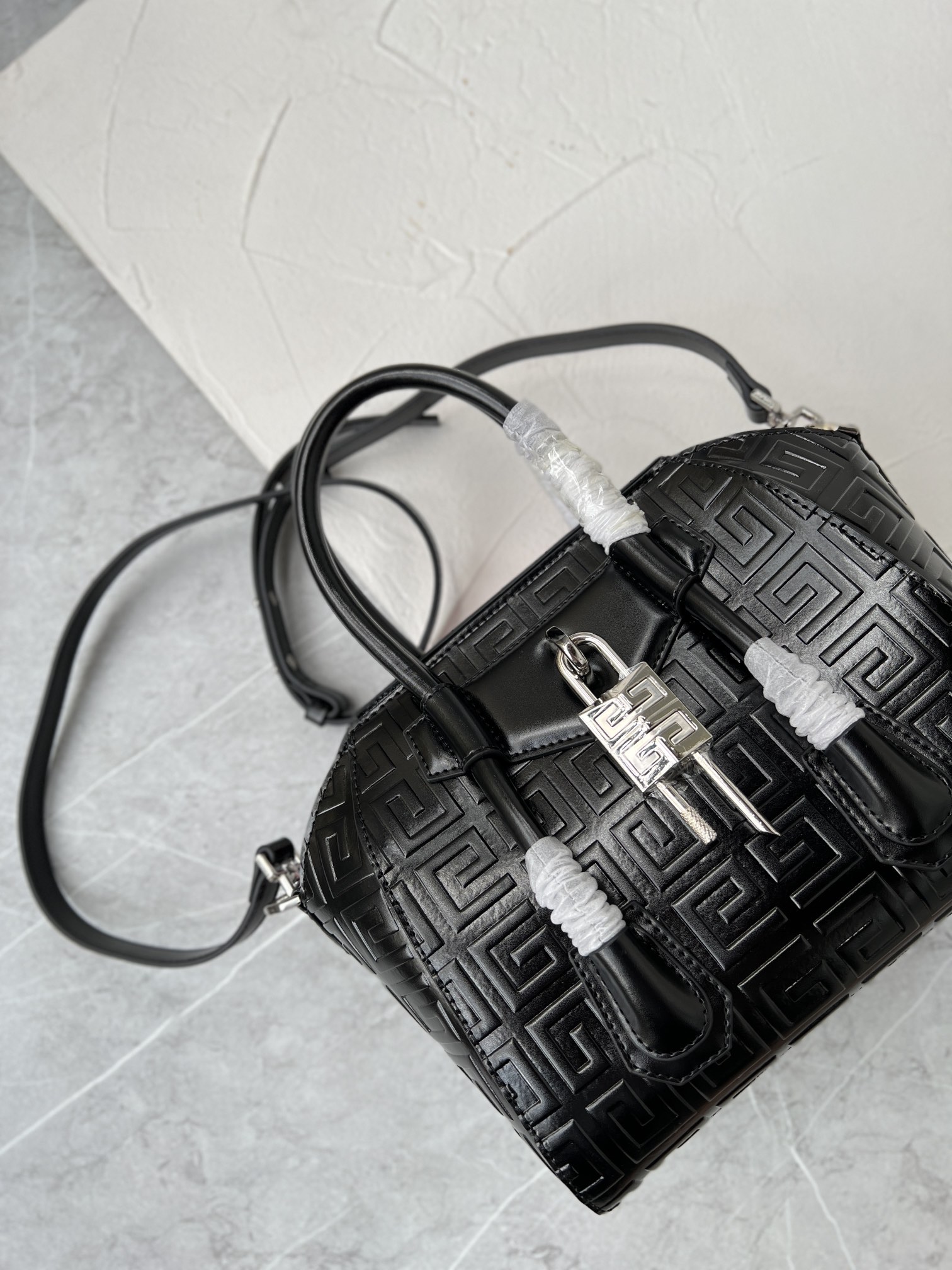 [TOP] GIVENCHY Antigona Lock Bag Leather Handbag 23*27*13 - Black