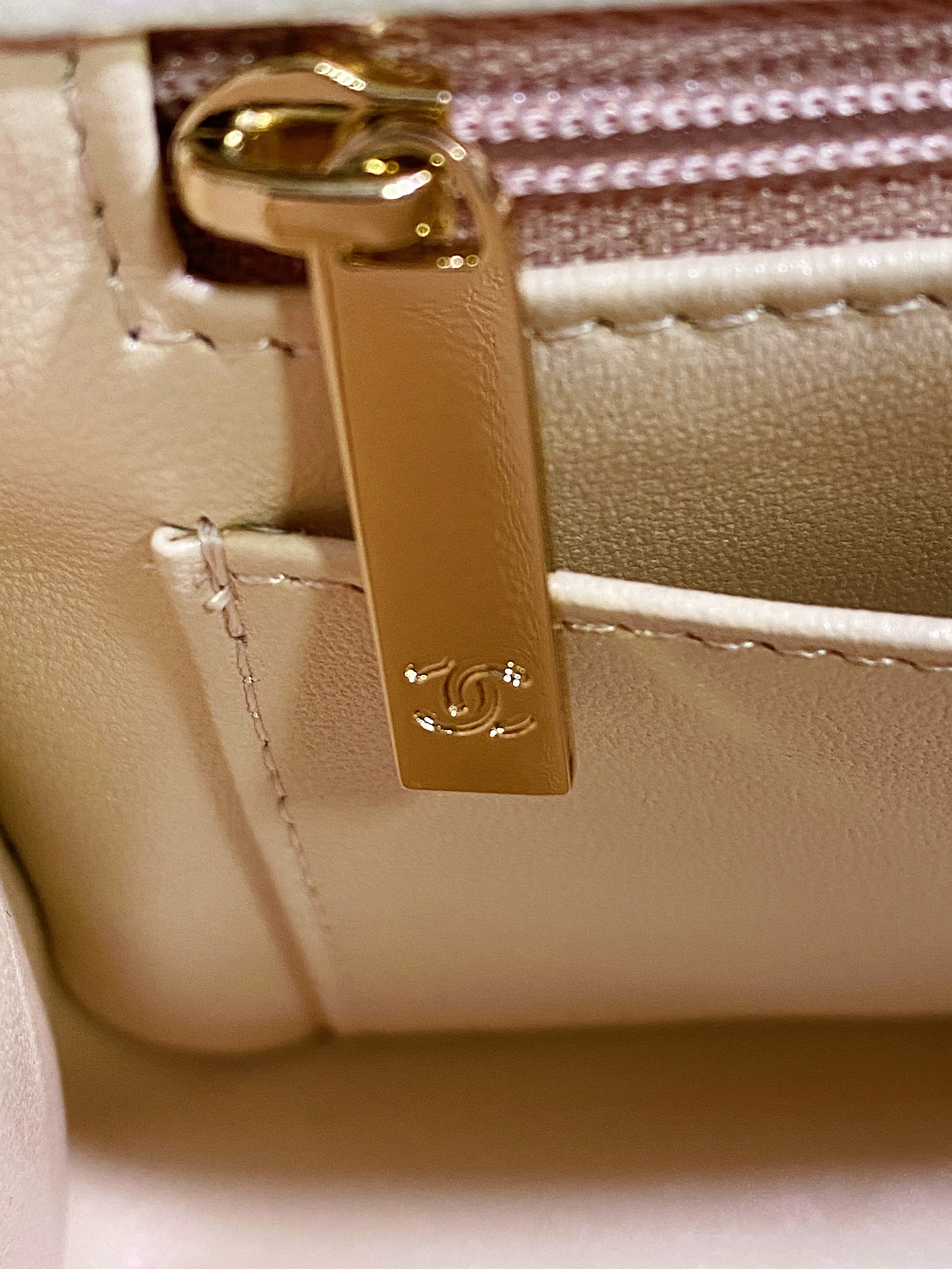 [TOP] CHANEL Classic Flap Bag Outside Thread Mini 20CM - White Iridescent