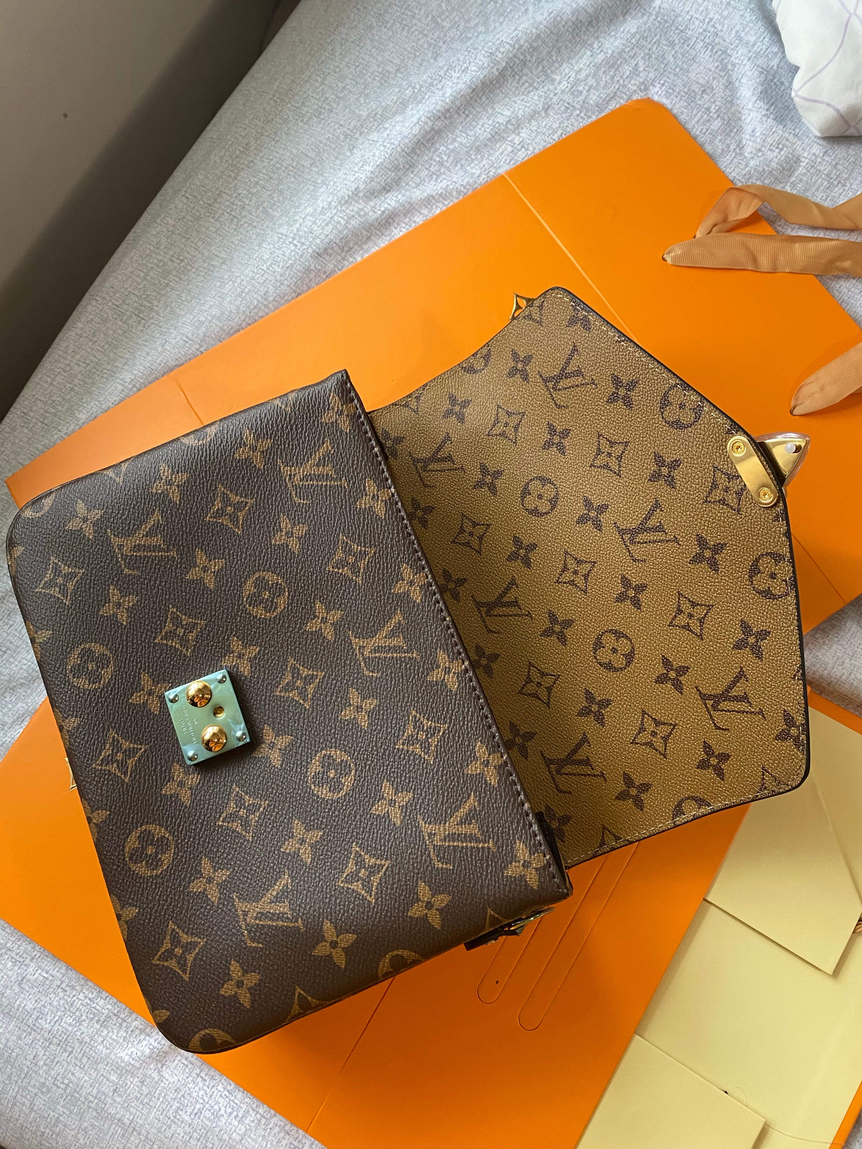 [TOP] Louis Vuitton LV Pochette Metis Reverse Monogram Canvas Bag 25X19X7cm