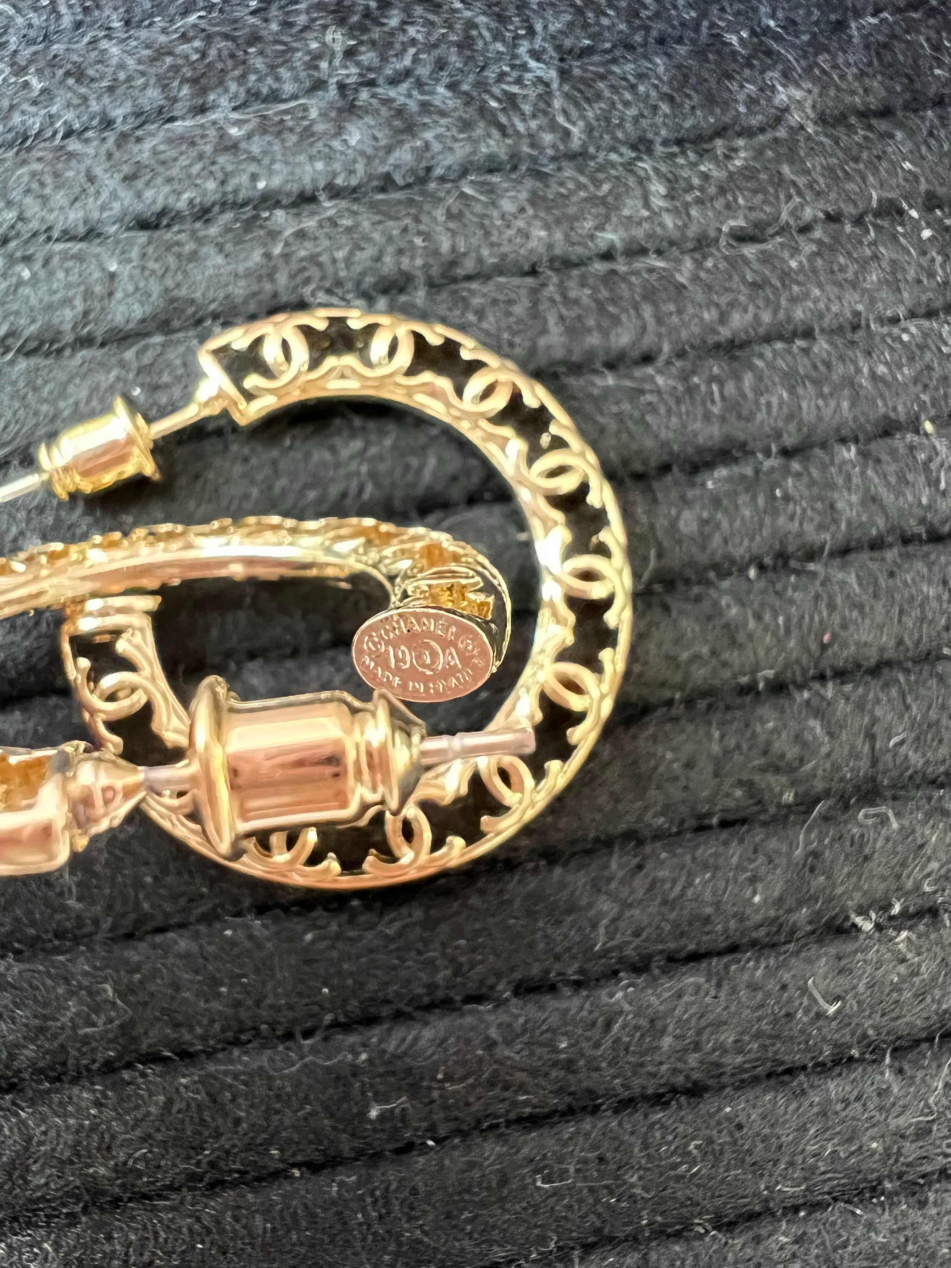 [TOP] CHANEL  Loop Logo Earrings - Gold