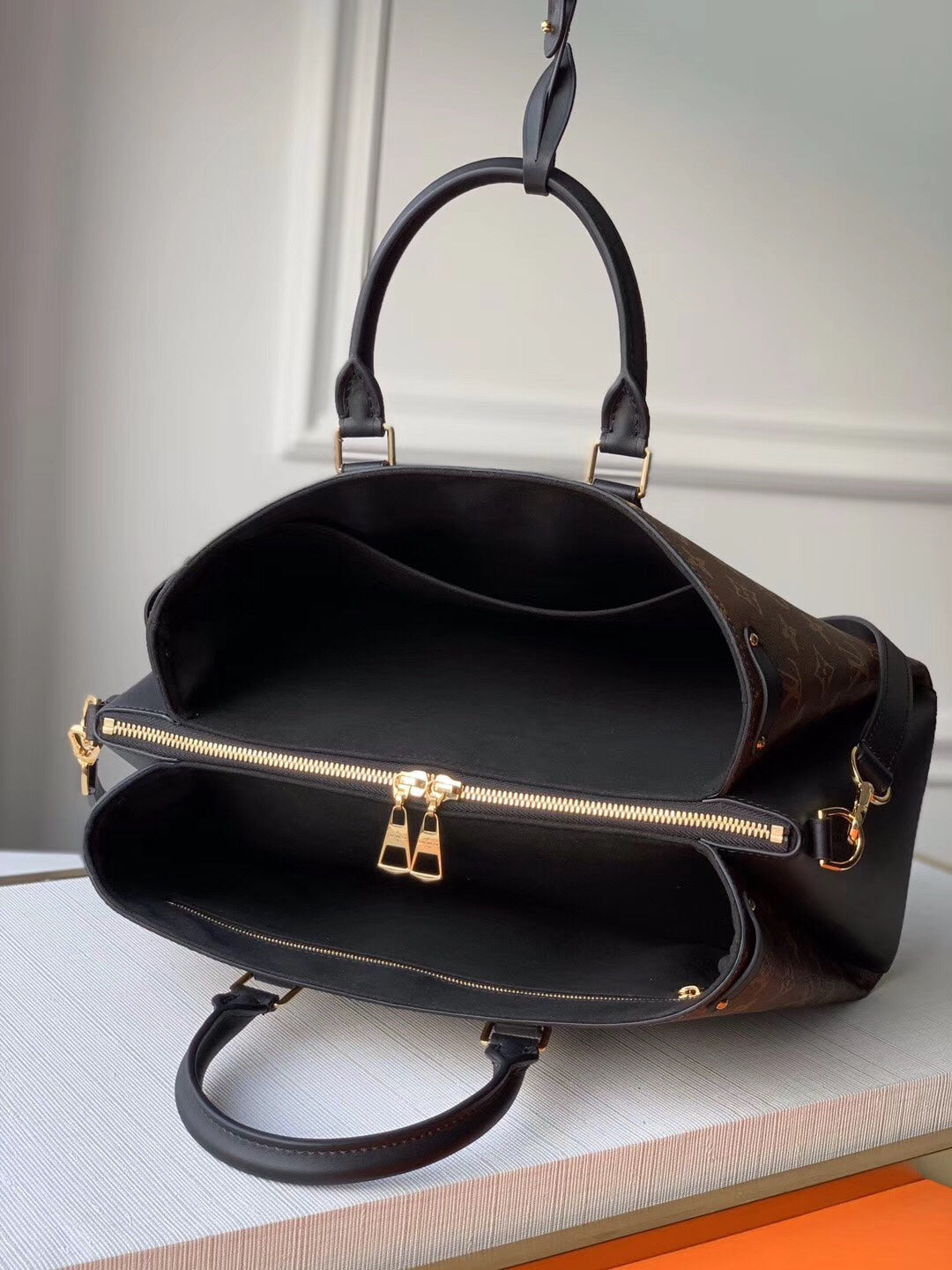 [TOP] Louis Vuitton LV L*V Soufflot BB Supple Monogram Bag 36.0 x 21.0 x 13.0 cm - Black