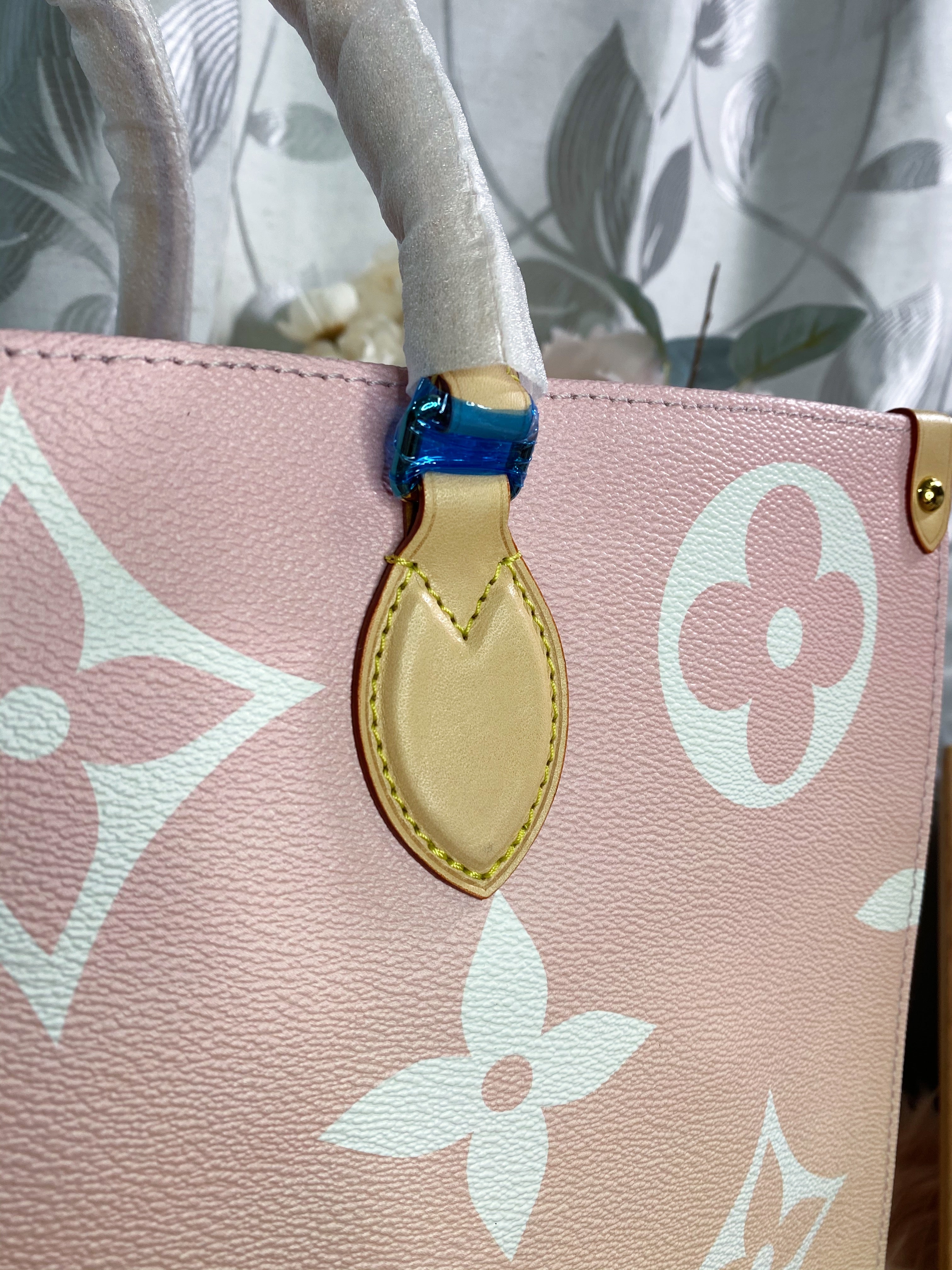 [TOP] Louis Vuitton LV On The Go GM By The Pool 41x34x19cm - Pink