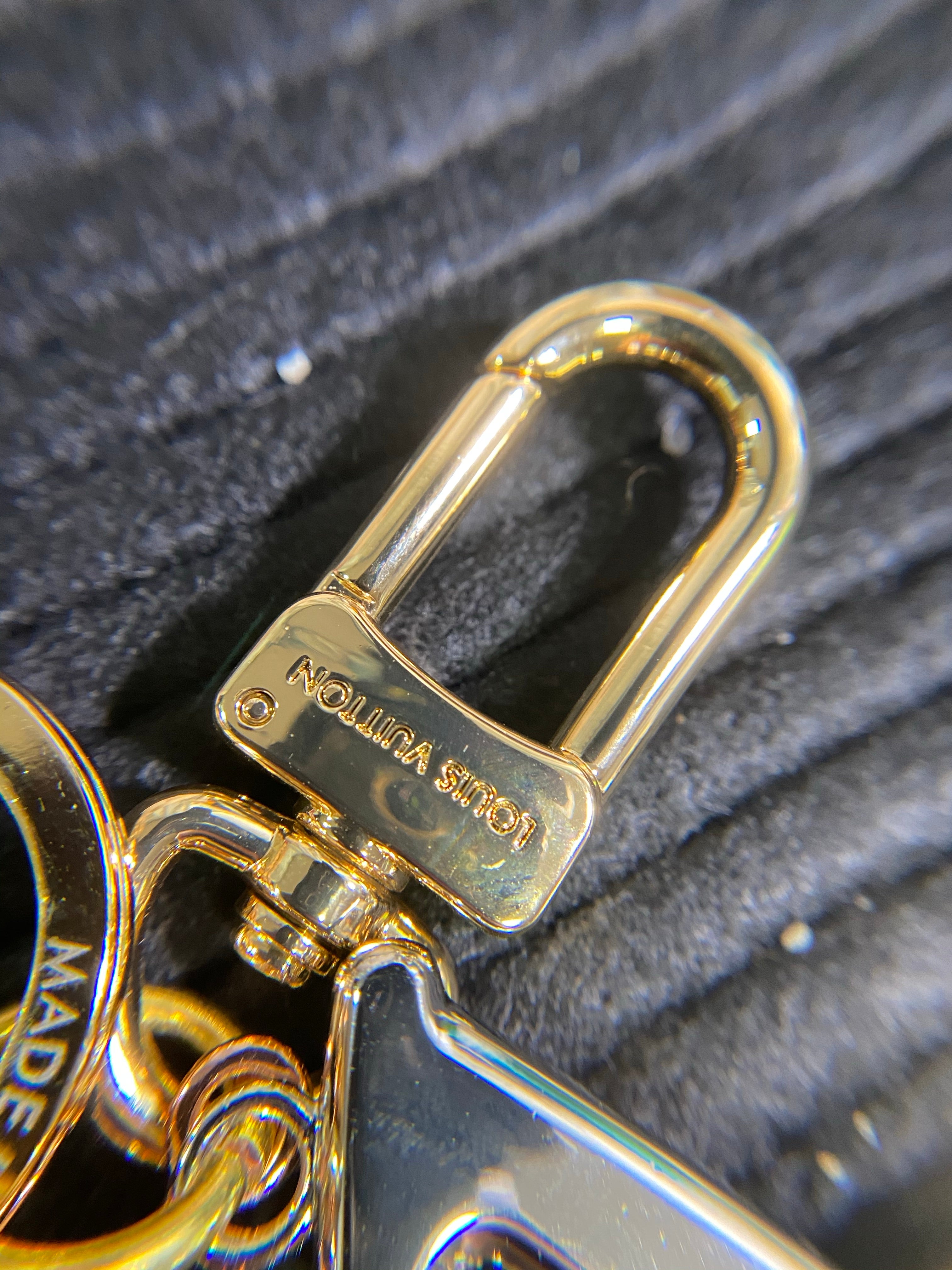 [TOP] Louis Vuitton LV LV New Wave Bag Charm Key Holder