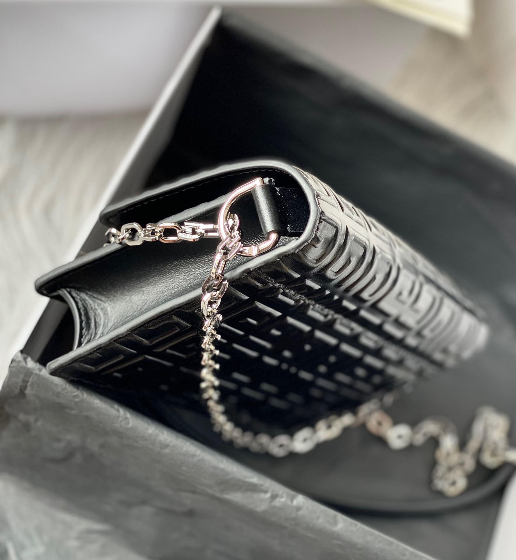 [Top] GIVENCHY 4G Patent Leather With Chain  20*13*5 - Black