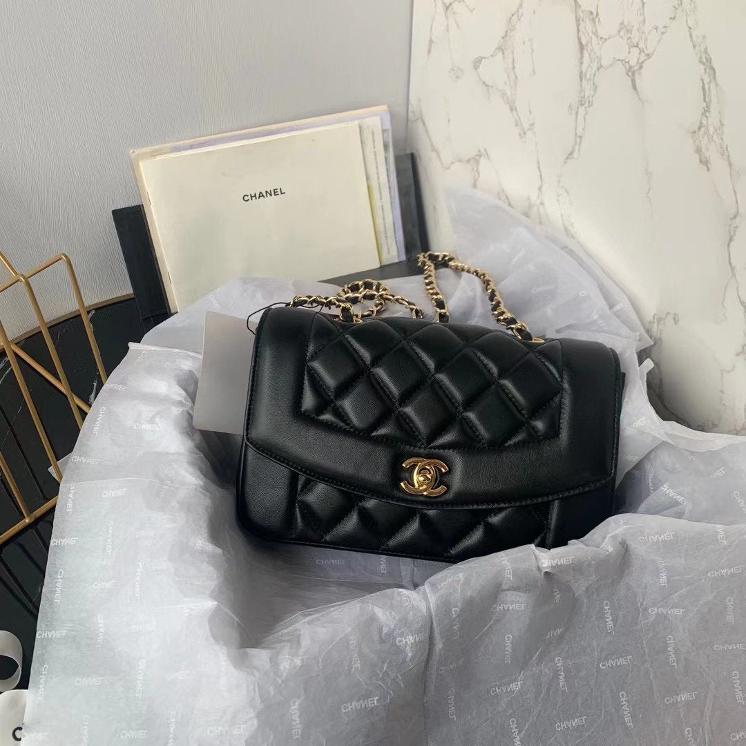 [TOP] CHANEL Diana Small Flap Bag - Black & GHW