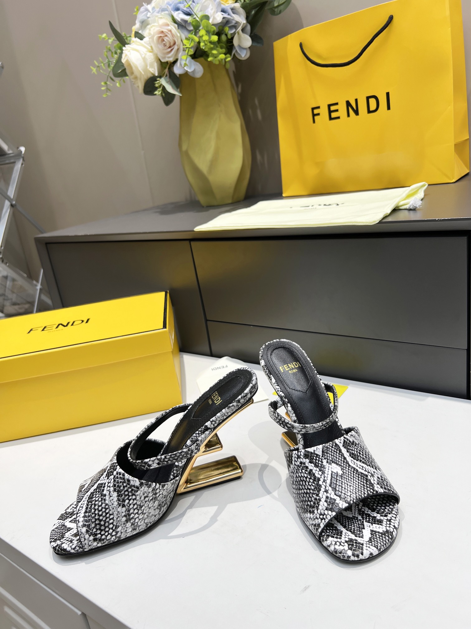 [TOP] FENDI First High Heel - Snakeskin