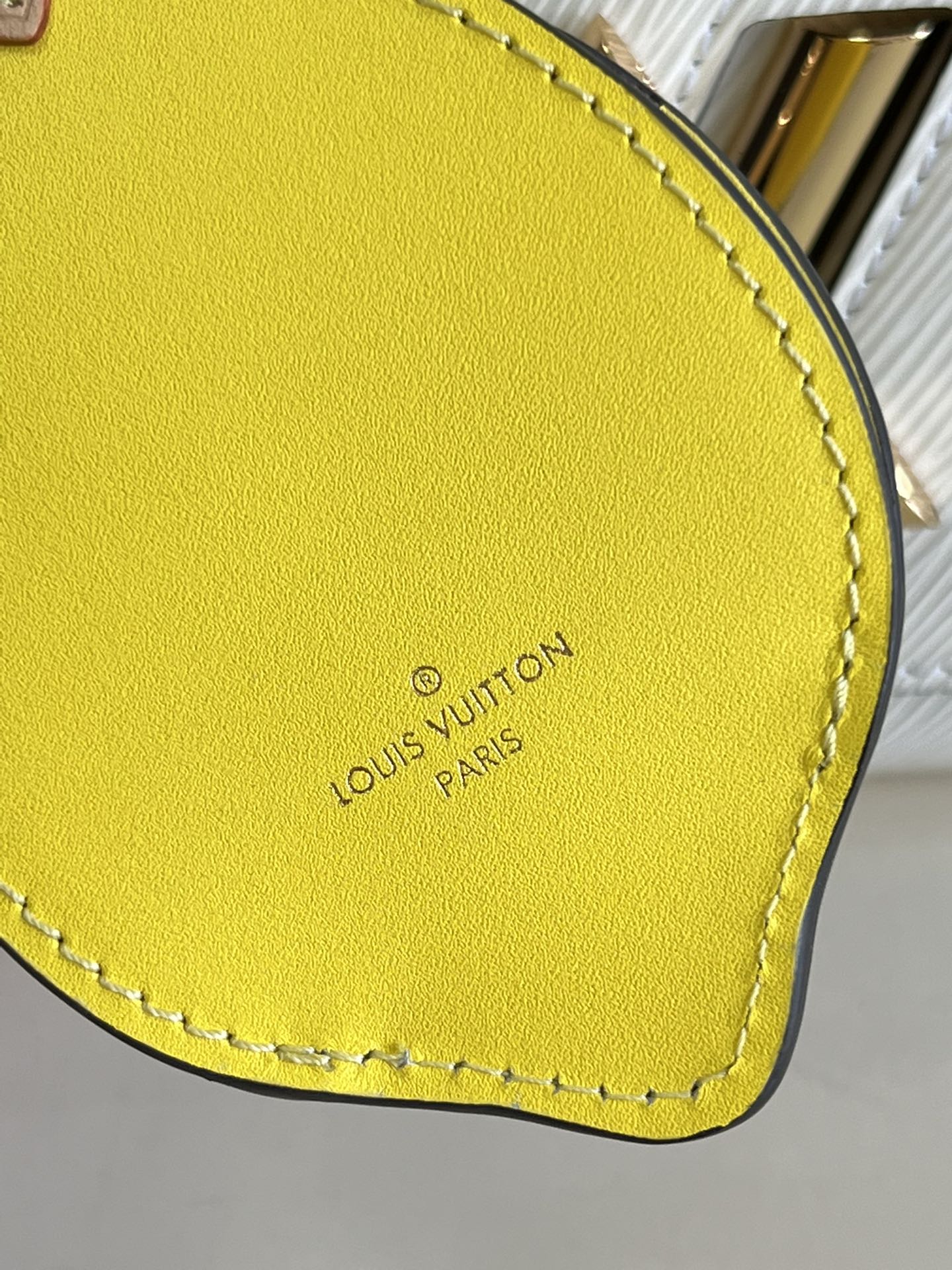 [TOP] Louis Vuitton LV Epi Twist Bag  23 x 17 x 9.5 cm- WHITE