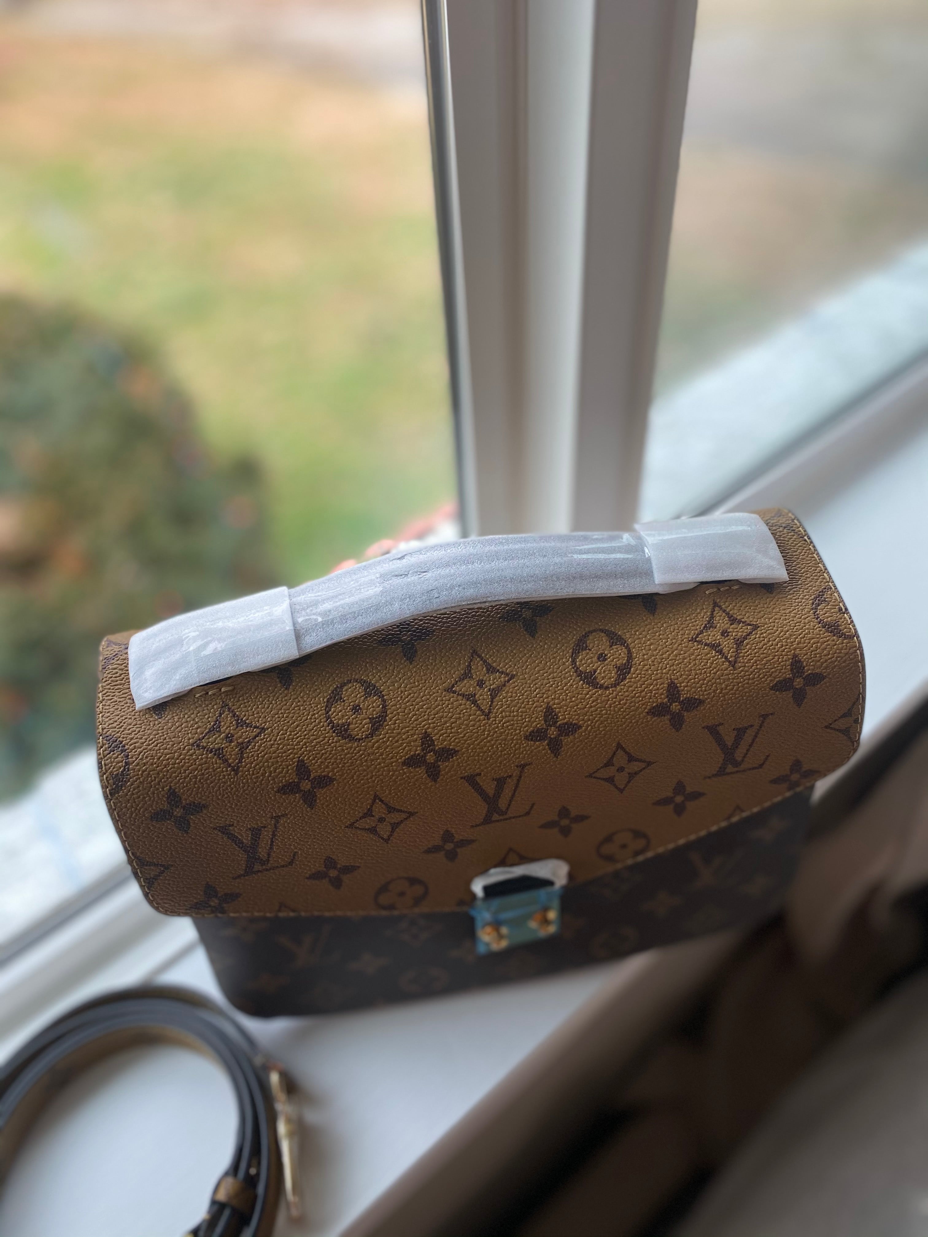 [TOP] Louis Vuitton LV Pochette Metis Reverse Monogram Canvas Bag 25X19X7cm
