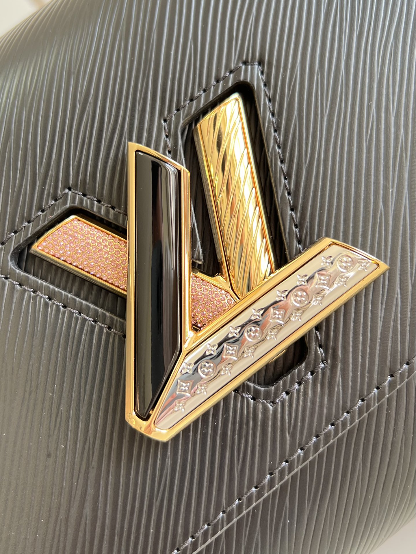 [TOP] Louis Vuitton LV  Epi Twist Bag 23 x 17 x 9.5 cm-Black