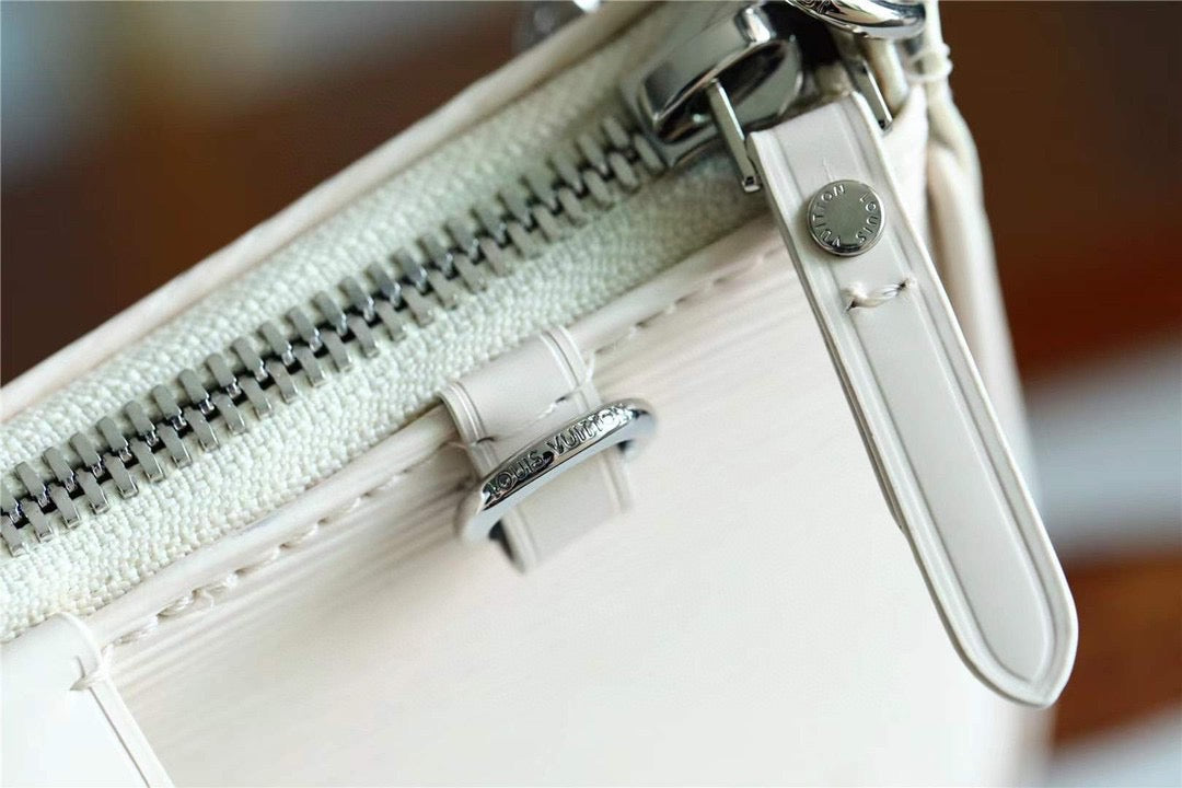 [TOP] Louis Vuitton LV L*V Epi Easy Pouch on Strap 19 x  10.5 x  3cm- White