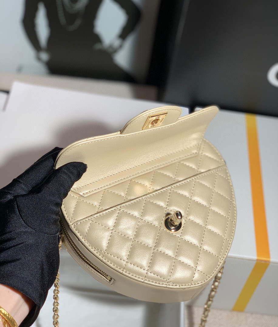 [TOP] CHANEL Heart Bag Large 16.5x18x6.5cm - Beige & GHW