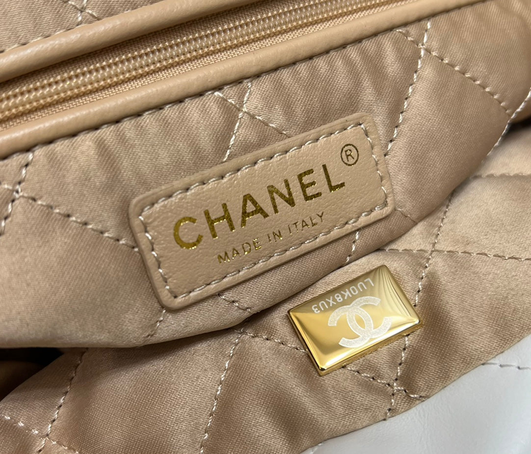 [TOP] CHANEL 22 Bag Small 35cm - White & Black Logo