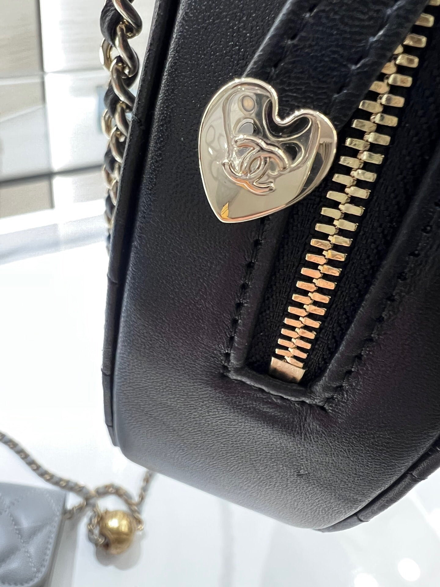 [TOP] CHANEL Heart Bag Large 16.5x18x6.5cm - Black & GHW