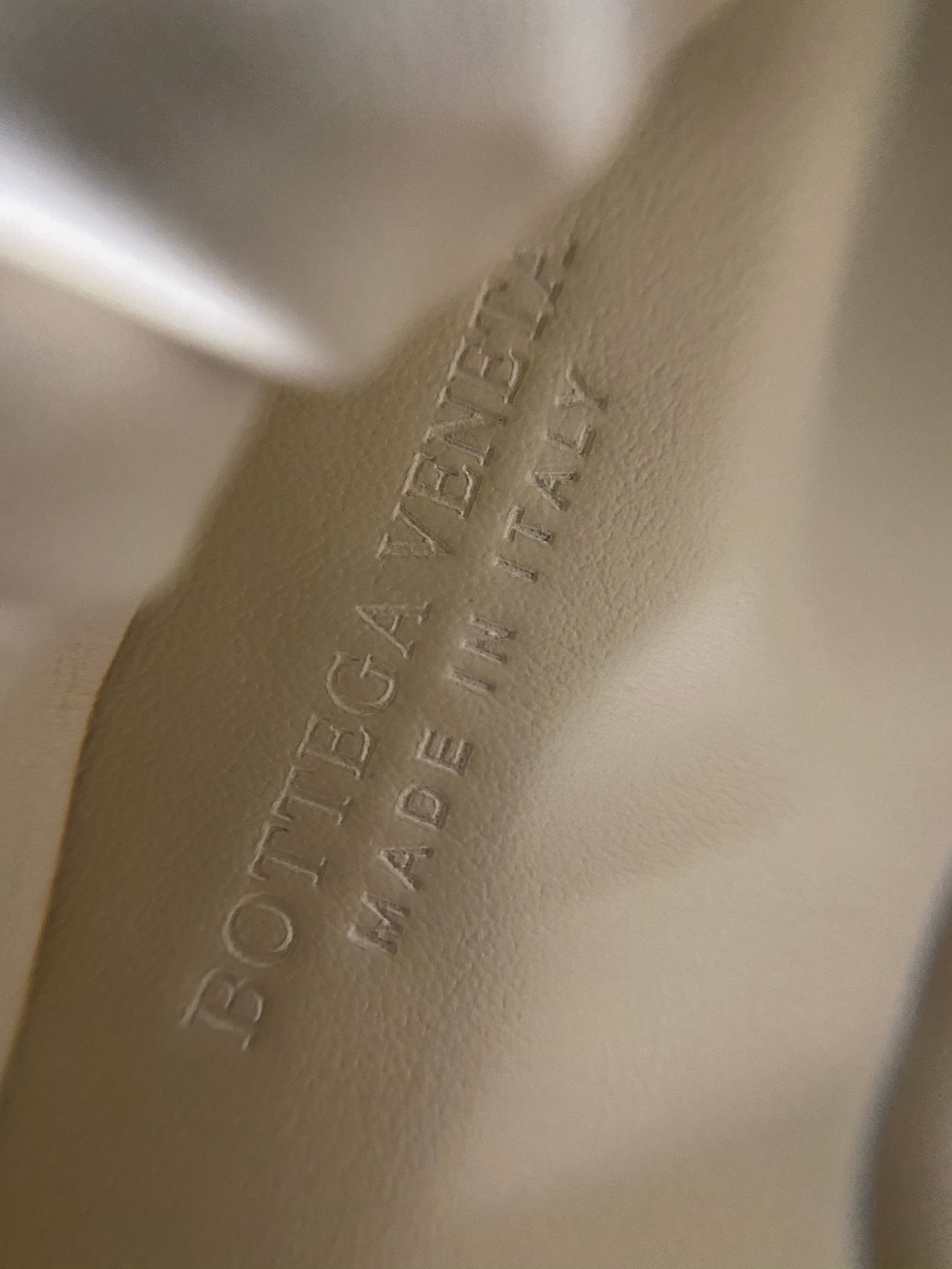 [TOP] Bottega Veneta BV  Chain Pouch  - Plaster