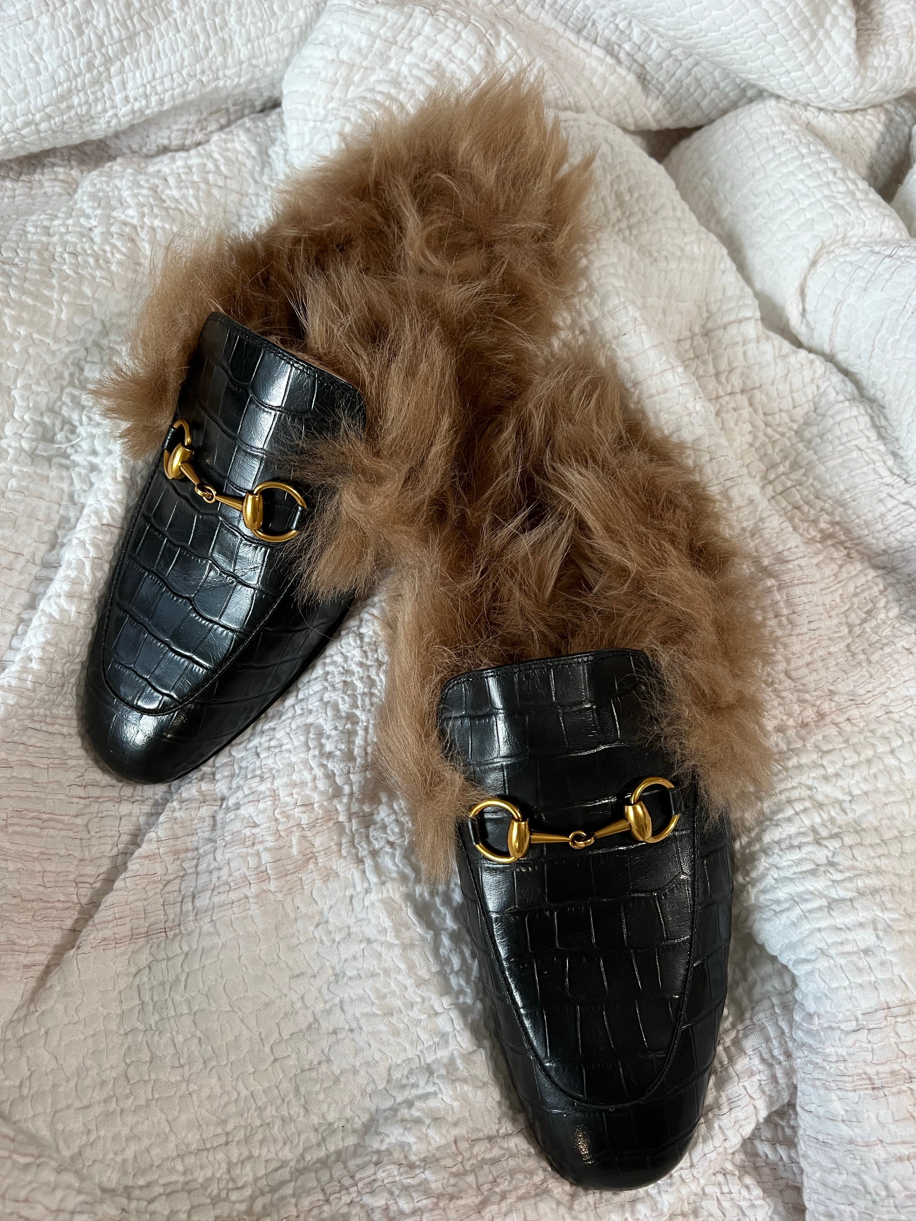 [TOP] GUCCI Fur Line Crocodile Skin Slippers - Black