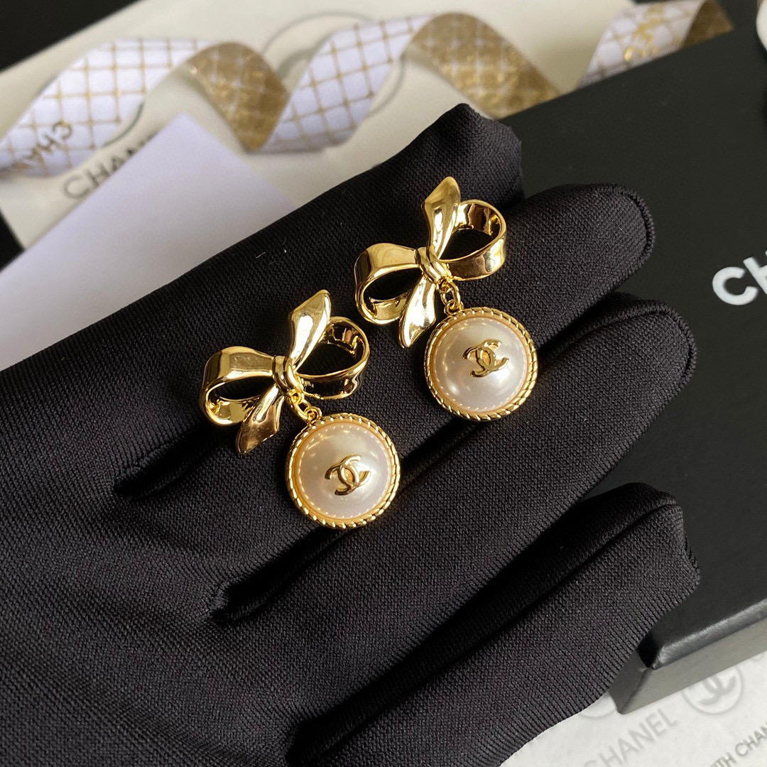 [TOP] CHANEL Logo Pearls Gold Bow Earrings