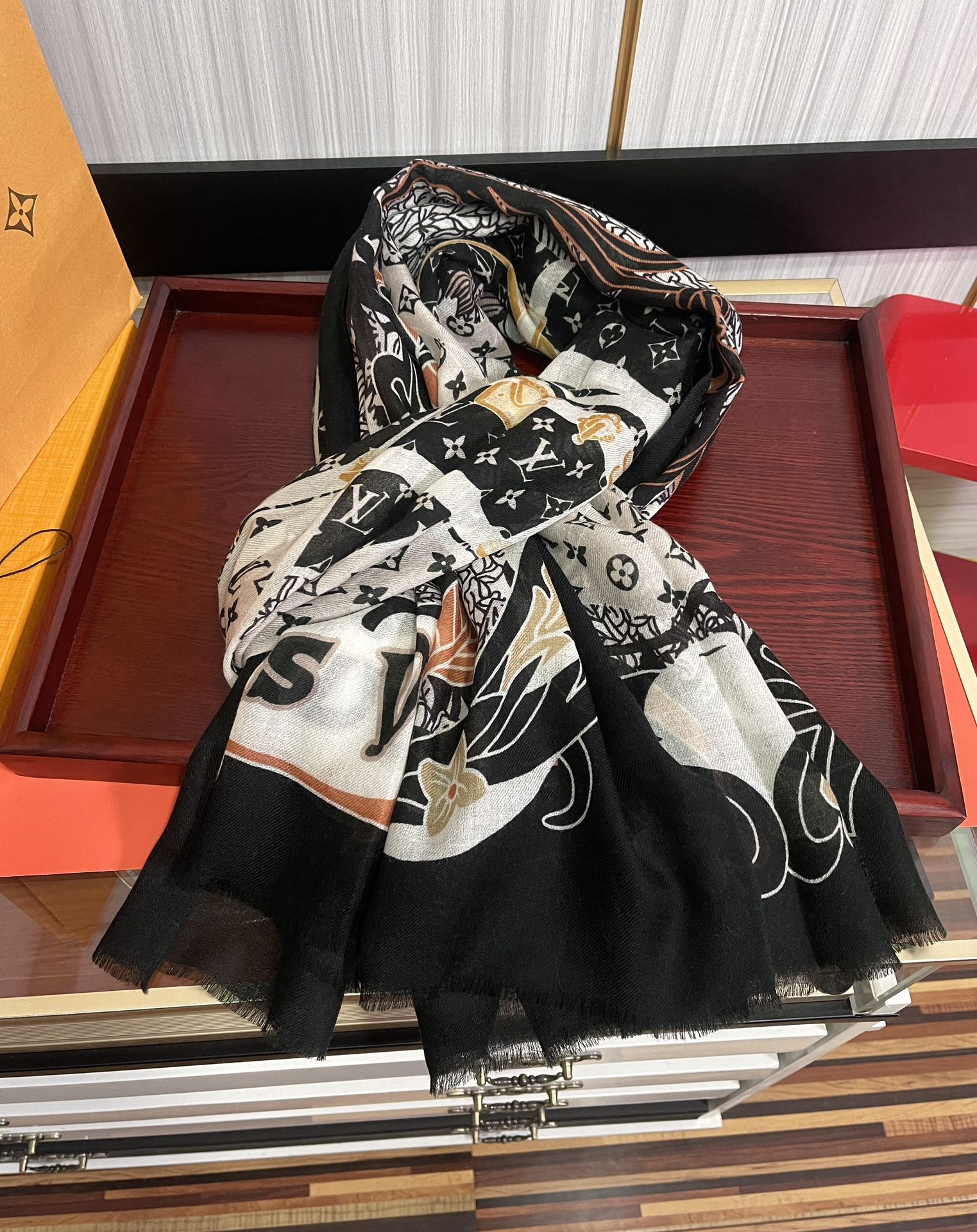 [TOP] Louis Vuitton LV L*V Cashmere Scarf