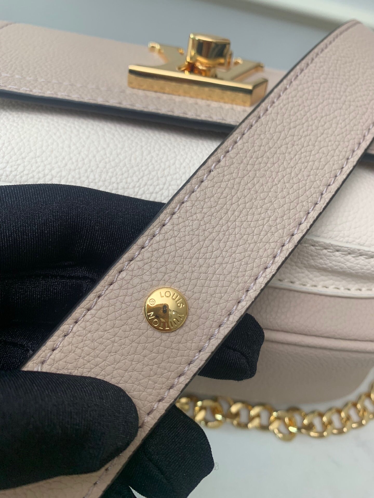 [TOP] Louis Vuitton LV  Lockme Tender Bag 19x13x8CM- Cream