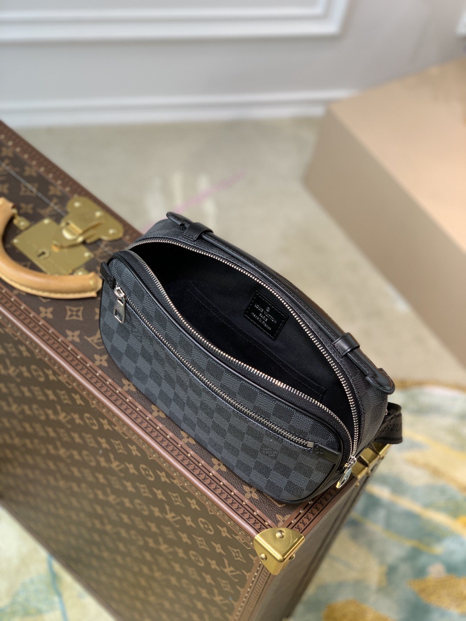 [TOP] Louis Vuitton LV  Ambler Damier Ebene Belt Bag 17 × 26 ×5 cm- Black