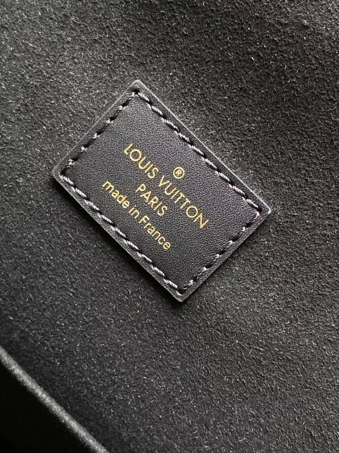 [TOP] Louis Vuitton LV  Backpack Montsouris Monogram Empreinte PM 27.5 x 33 x 14 cm - BLACK