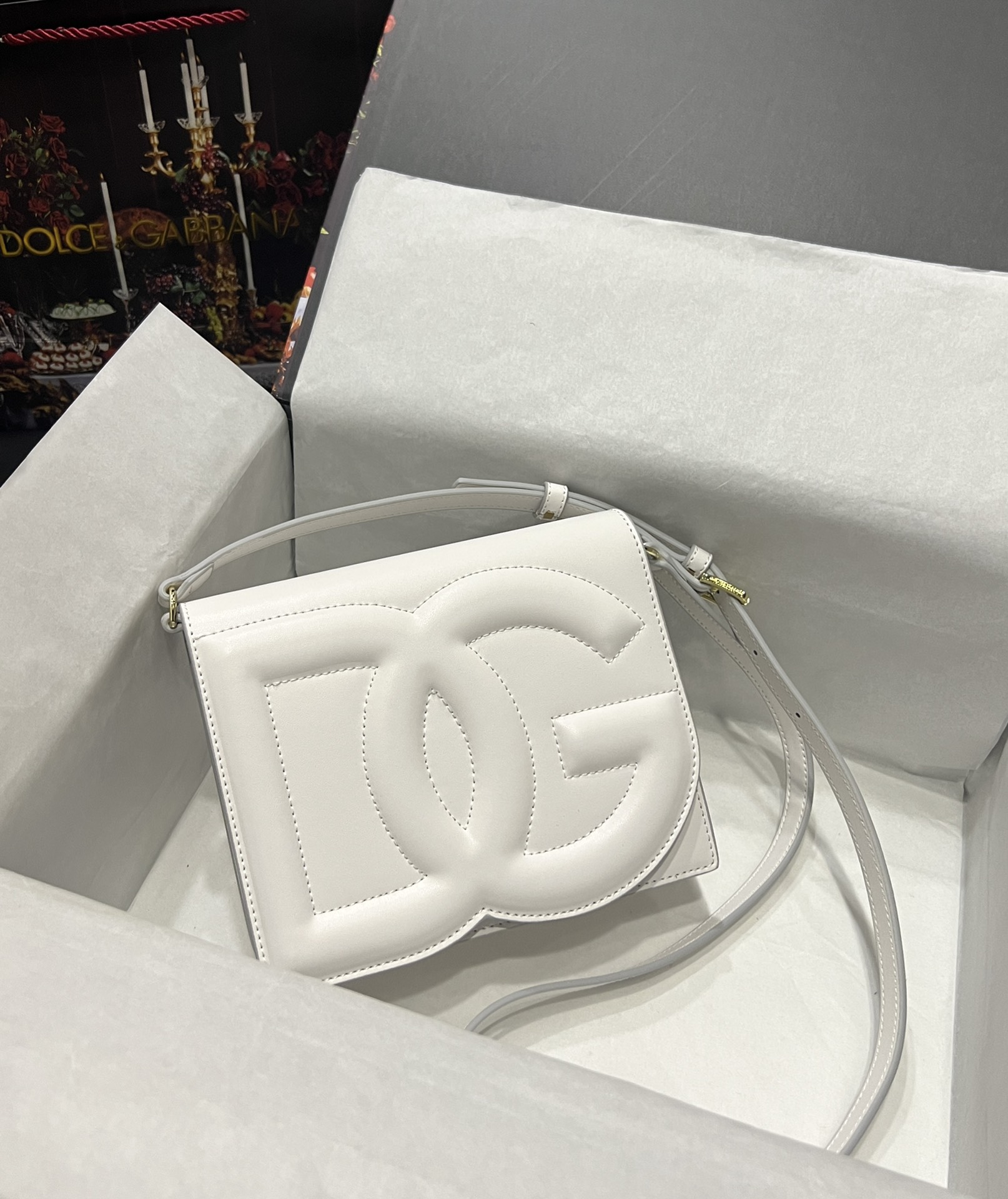 [TOP] Dolce & Gabbana D&G Calfskin DG Logo Bag 16*20*5.5 - White
