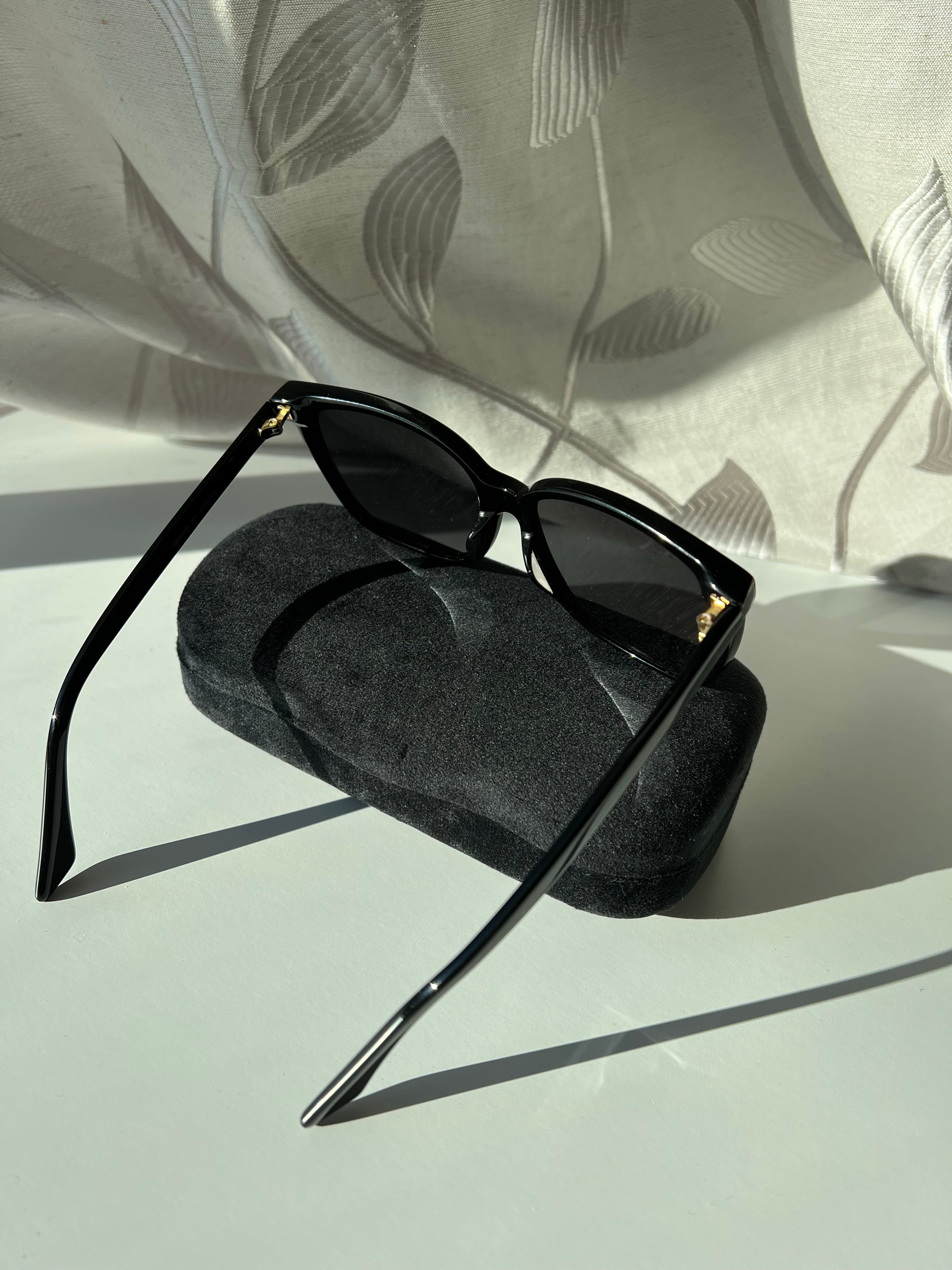 [TOP] GUCCI Bee Black Sunglasses