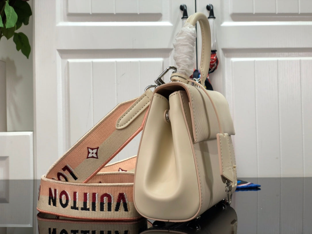 [TOP] Louis Vuitton LV  Cluny Epi Leather 20 x 16 x 7.5 cm- Creamy White