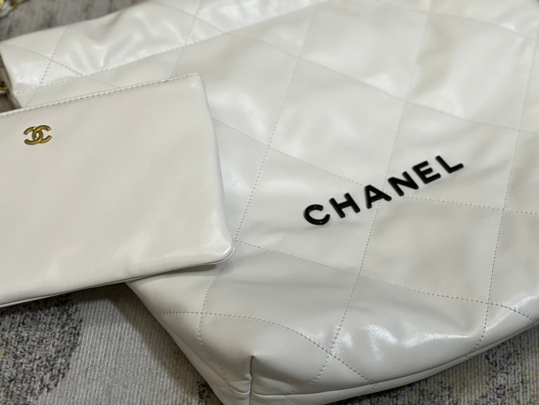 [TOP] CHANEL 22 Bag Small 35cm - White & Black Logo