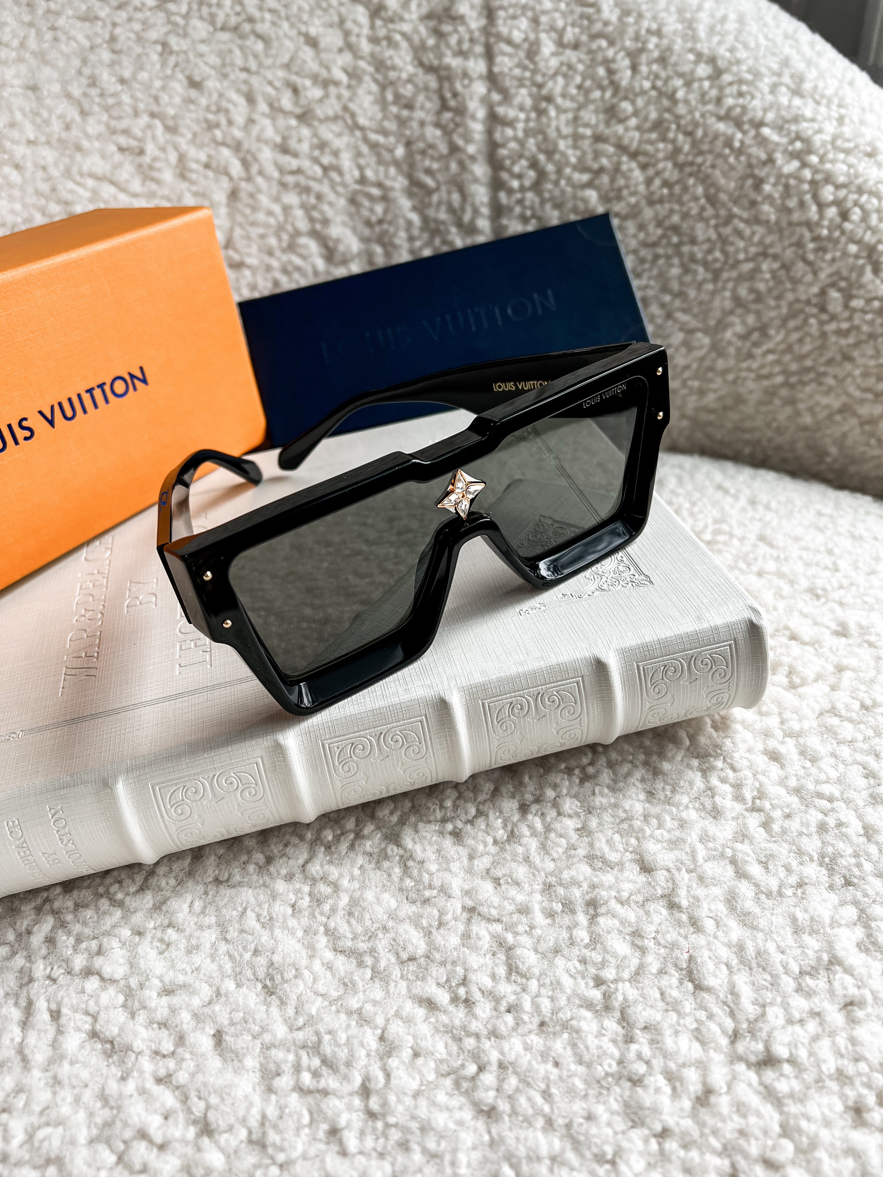 [TOP] Louis Vuitton LV L*V Cyclone Sunglasses -  Black