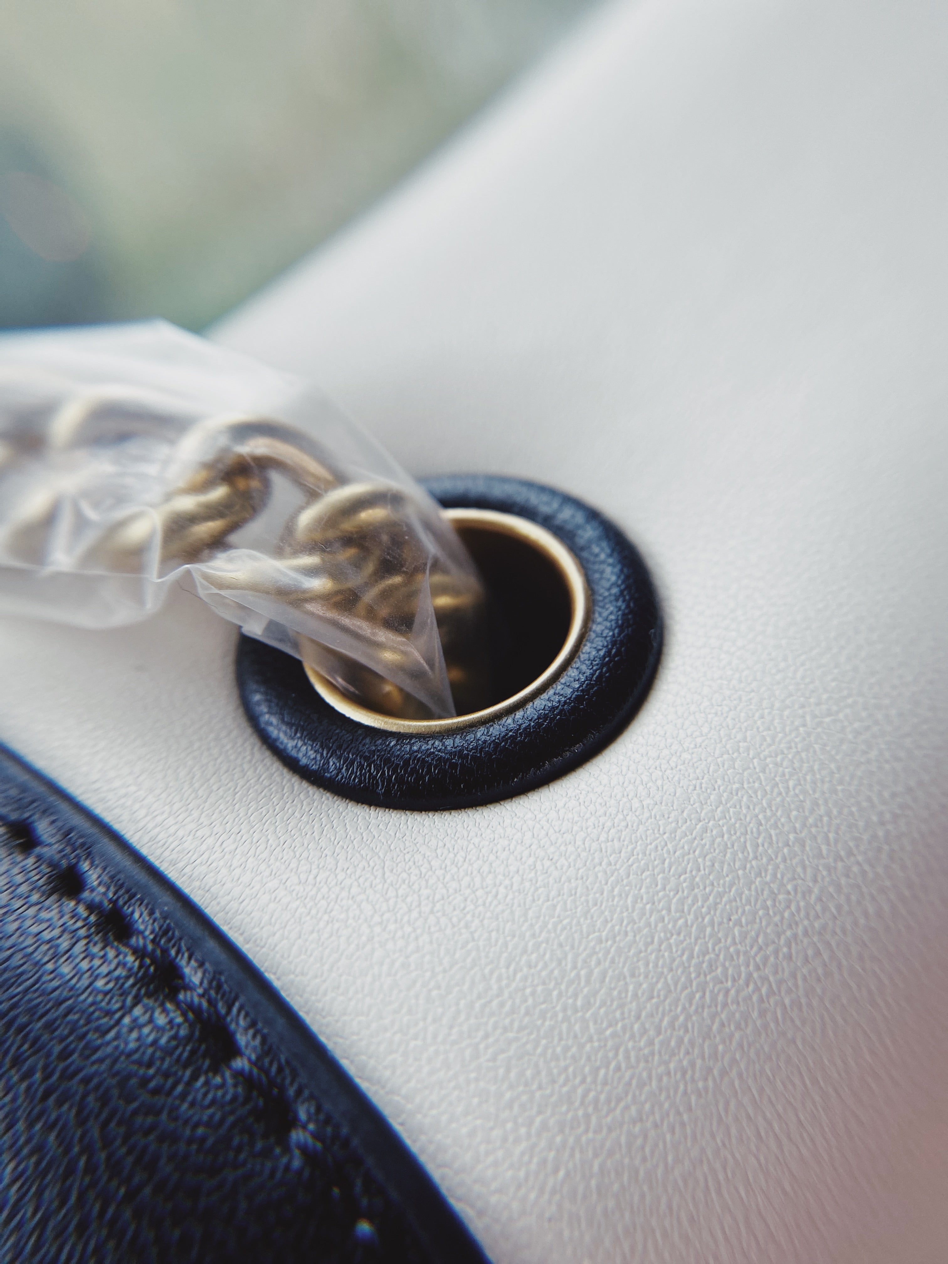 [TOP] FENDI White Baguette Shoulder Bag