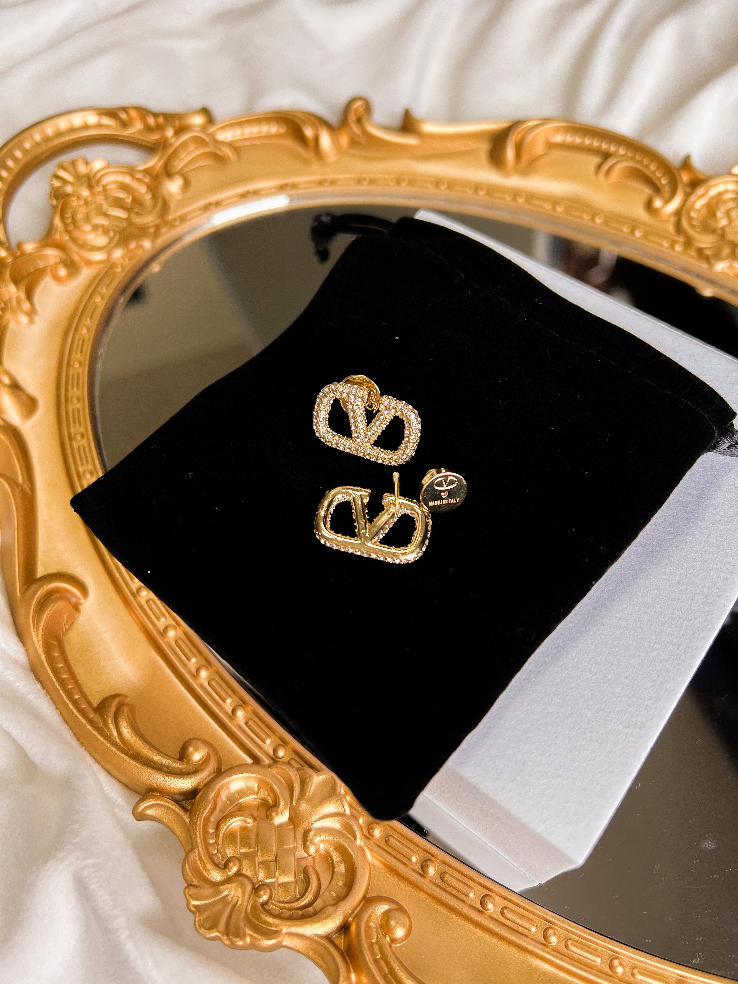 [TOP] VALENTINO  V Stud Earrings w Crystal - Gold